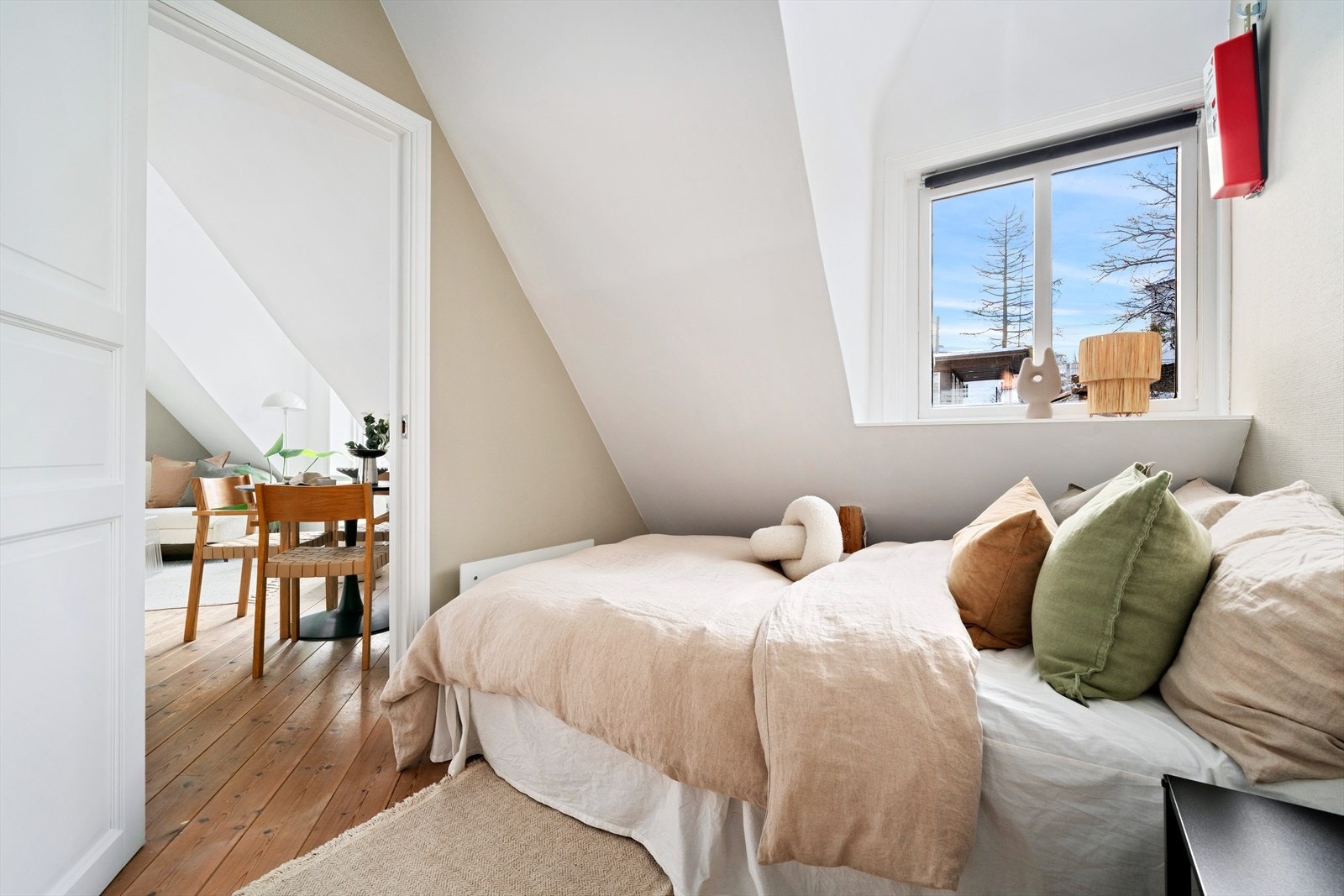 Soverom. Inneholder skap og plass til kontorpult Galleribilde