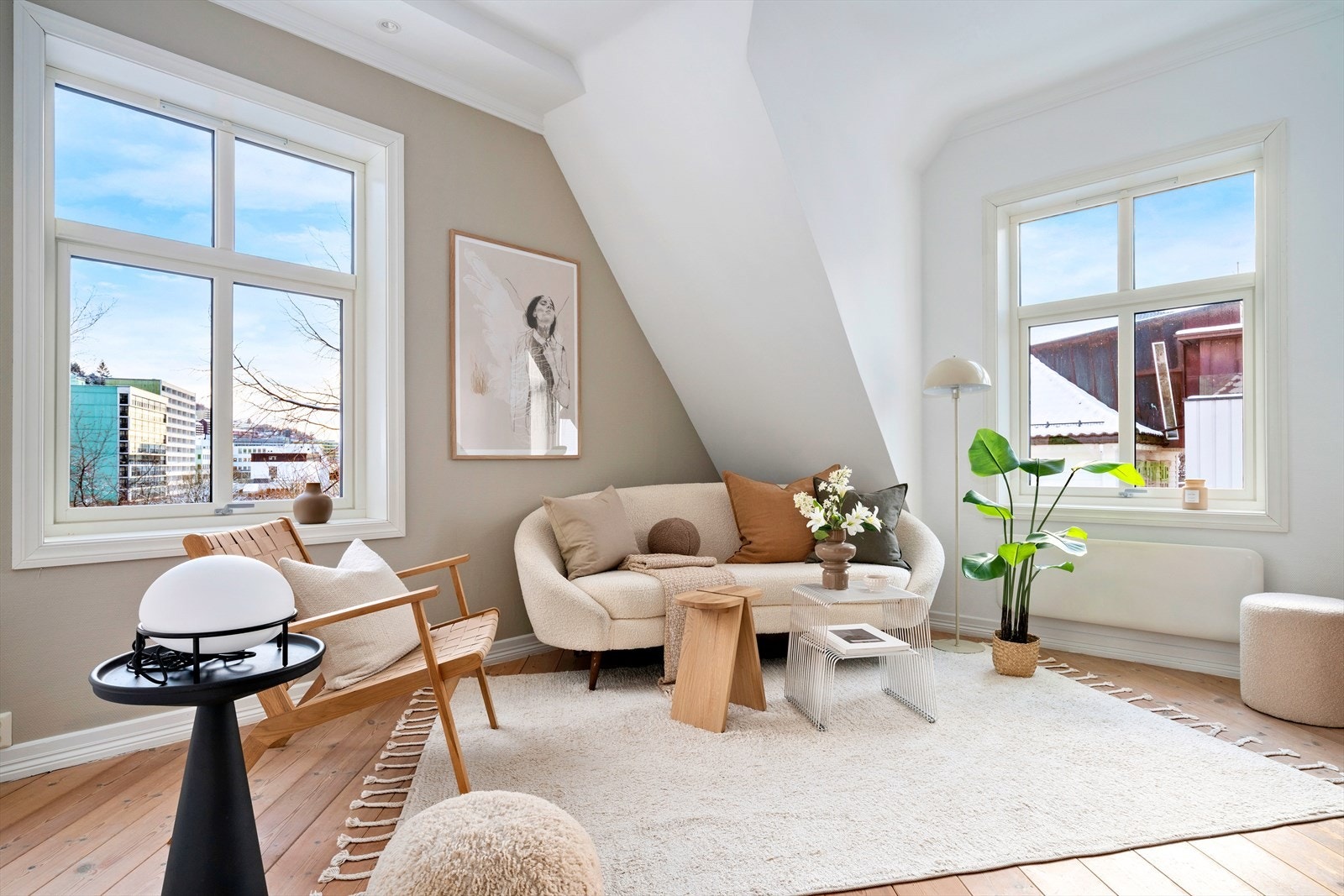 Det er store vindusflater i stuen som slipper inn godt med naturlig lys. Innredet med et flott heltregulv Galleribilde