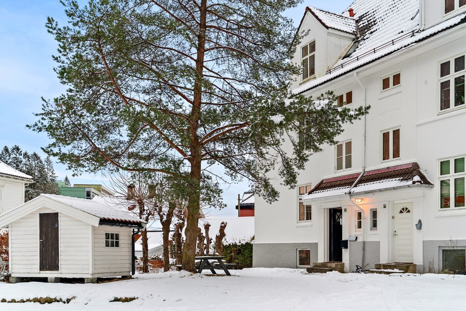 Koselig inngangsparti. På byggets venstre side, har du felles hage med møbler og tørkestativ Galleribilde