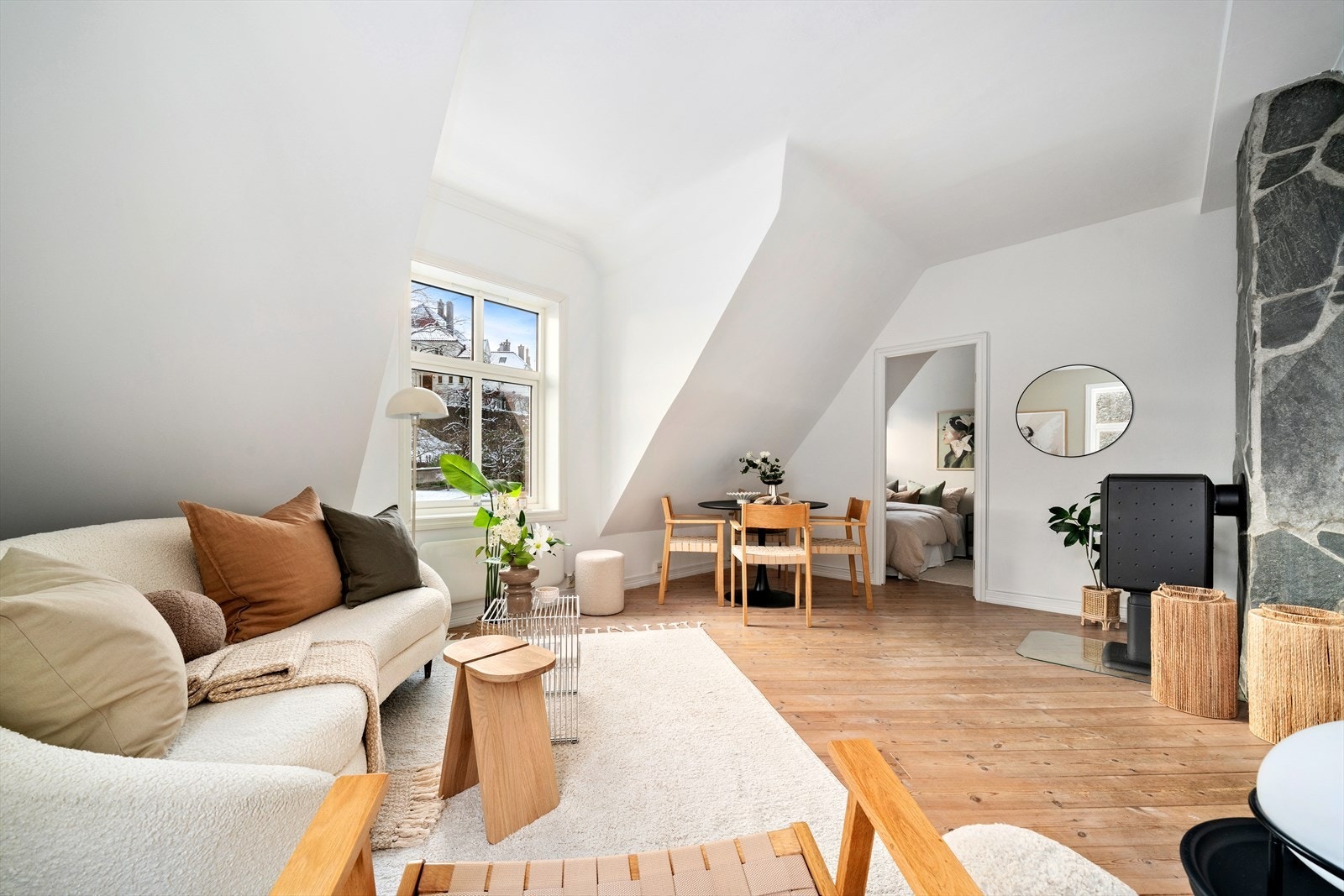 Stuen er på 17,80m² som har naturlige soner for spisebord og sofa Galleribilde