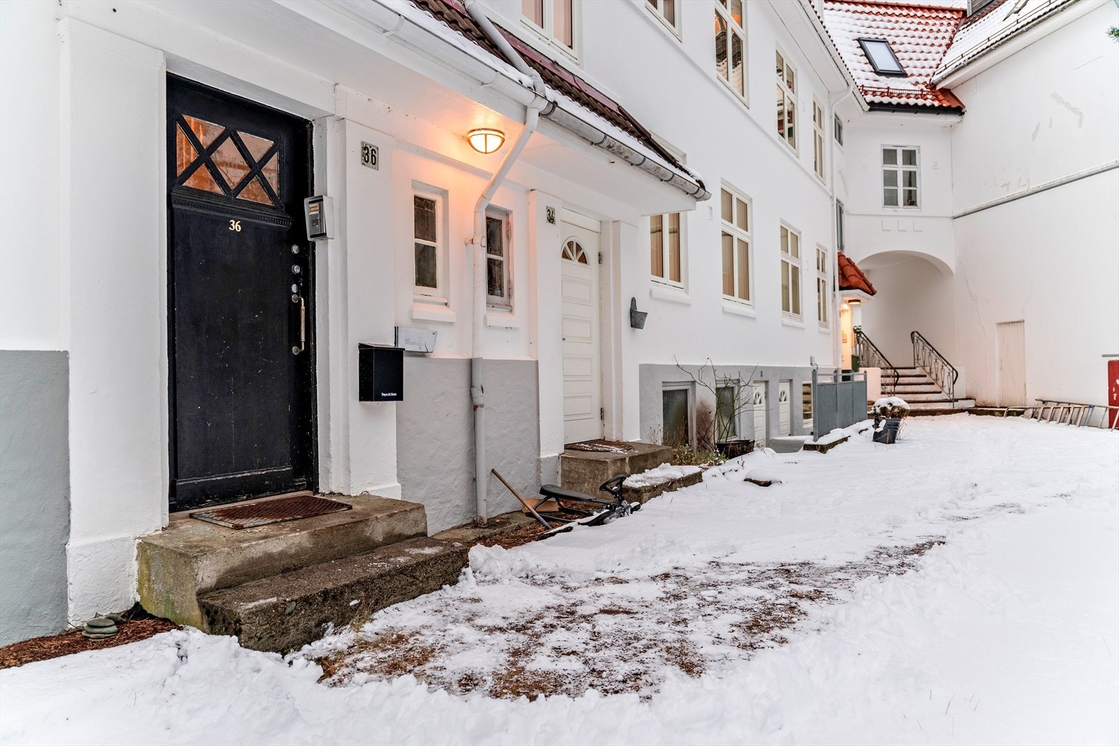 Inngangen går til 3 leiligheter i bygget Galleribilde