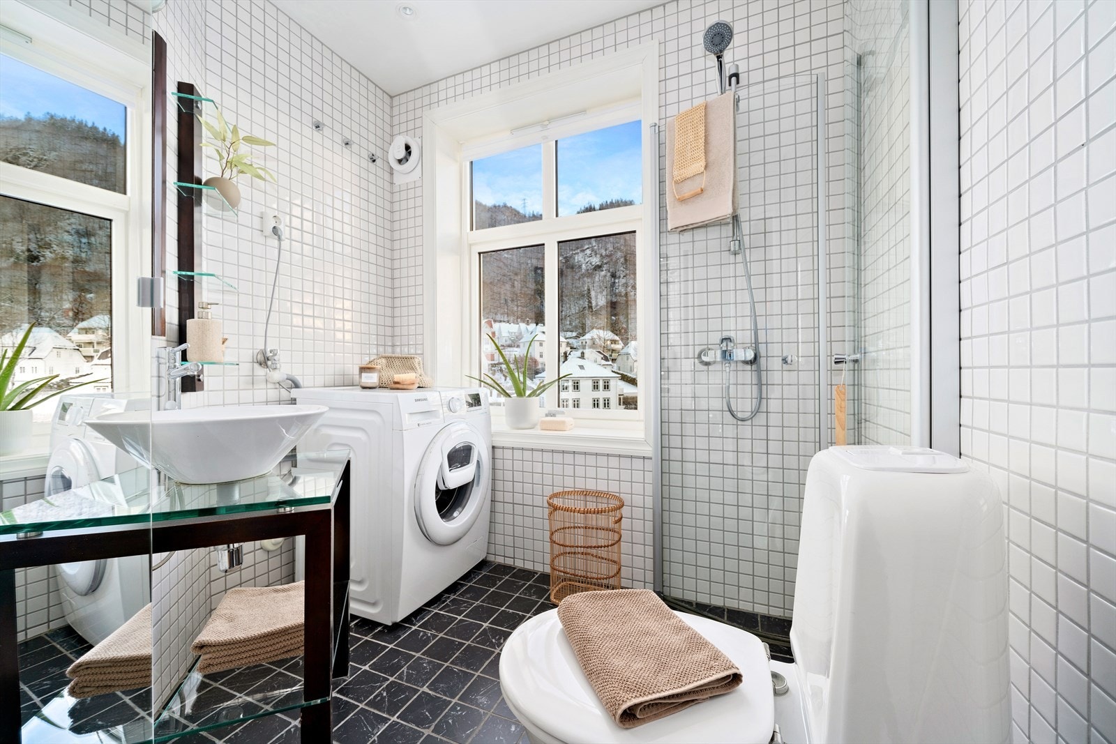 Elektrisk avtrekksventil og spotlights fra 2020. Innredet med toalett, dusj med glass foldedører, servant med møblement, speil og røropplegg for vaskemaskin Galleribilde