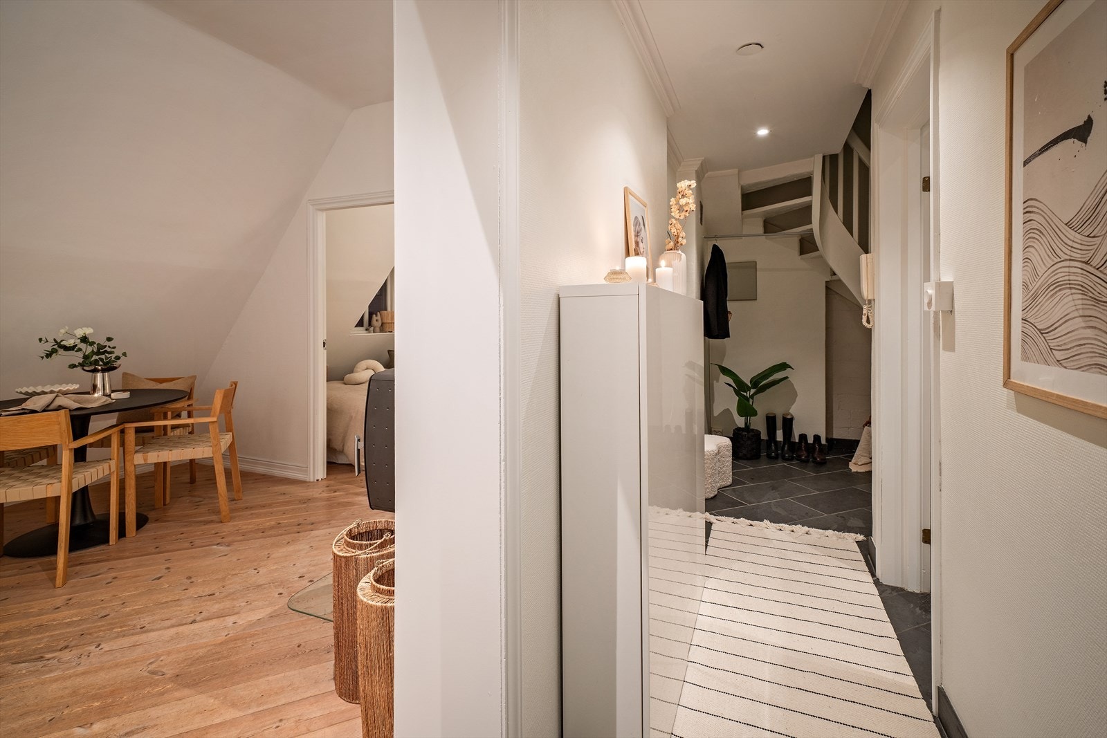 Gulvet i gangen er lagt med brasiliansk skifer, og varmekablene under sørger for en behagelig velkomst. Byttet termostat i gang til gulvvarme, i 2026 Galleribilde