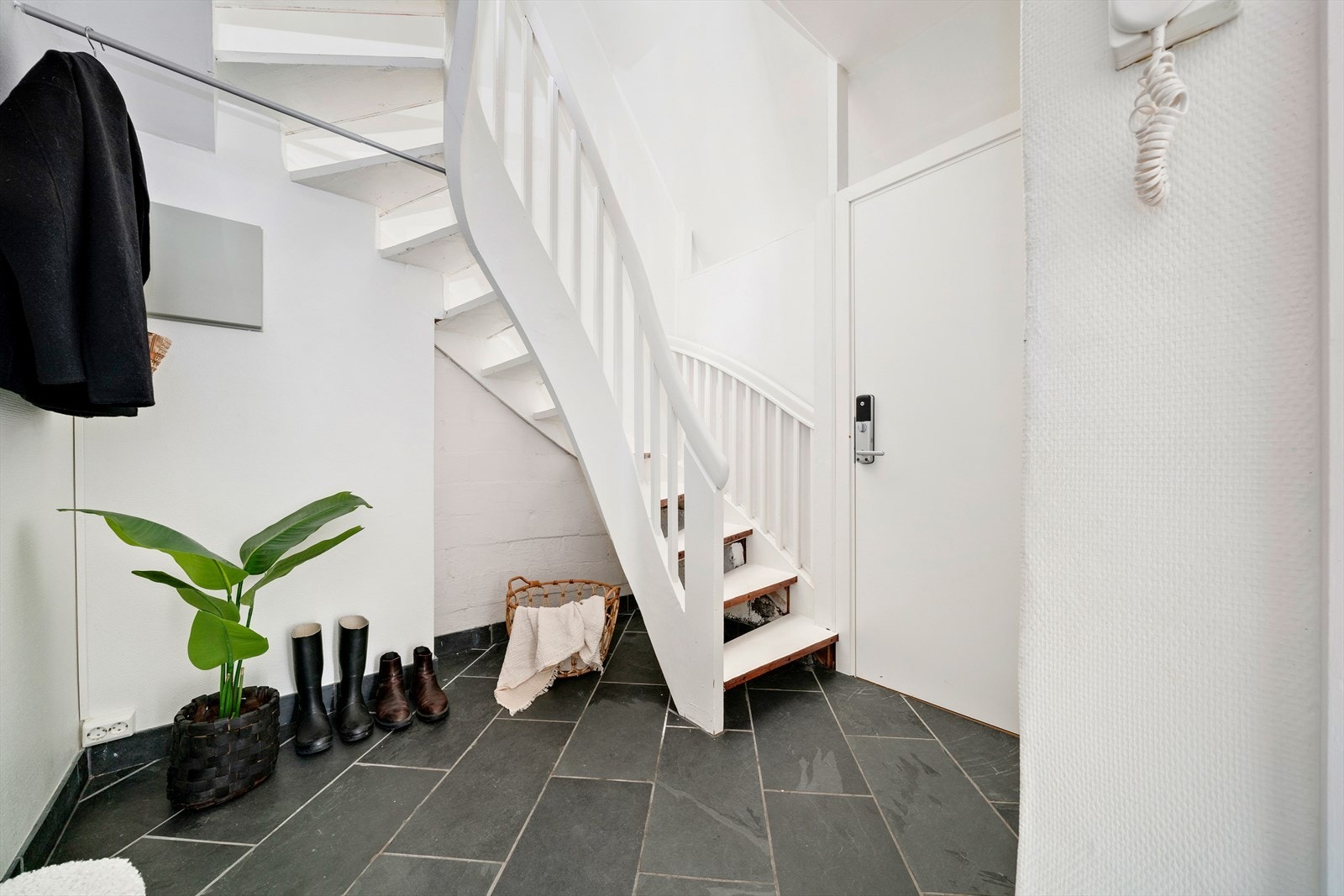 Gang med trapp til loftsetasje. Det ble byttet ytterdør til leiligheten med Yale Doorman installert, i 2020 Galleribilde