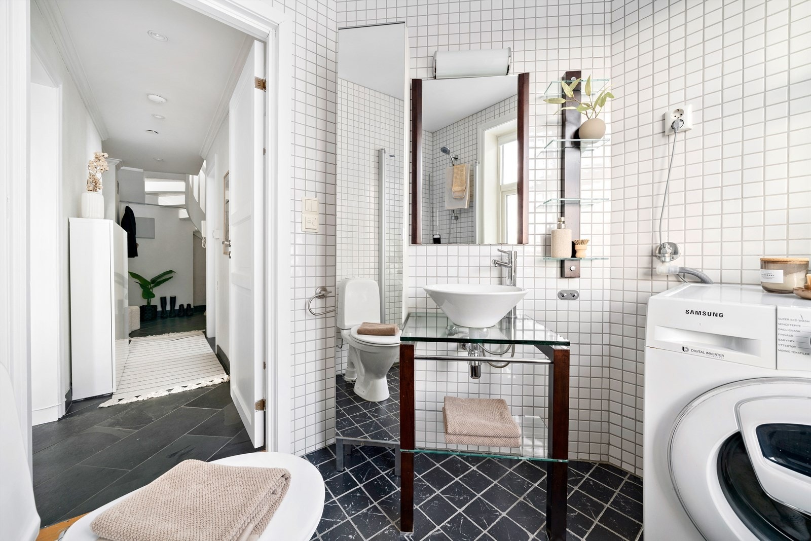 Badet ble pusset opp i 2001. Det er keramiske fliser på vegg og marmorfliser på gulvet med varmekabler Galleribilde