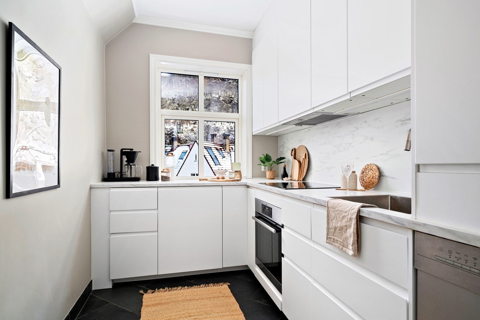 Kjøkkenet ble pusset opp i 2020. Kjøkkeninnredningen har slette overflater og laminat benkeplate med nedfelt stålvaskebeslag Galleribilde