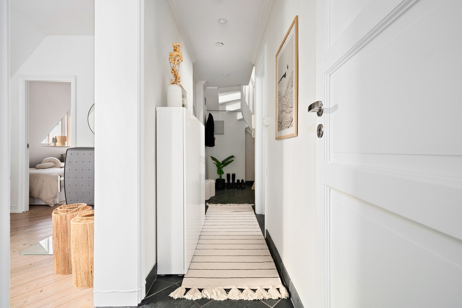 Under trappen til loftsetasjen er det tilrettelagt for oppheng av ytterjakker og sko Galleribilde