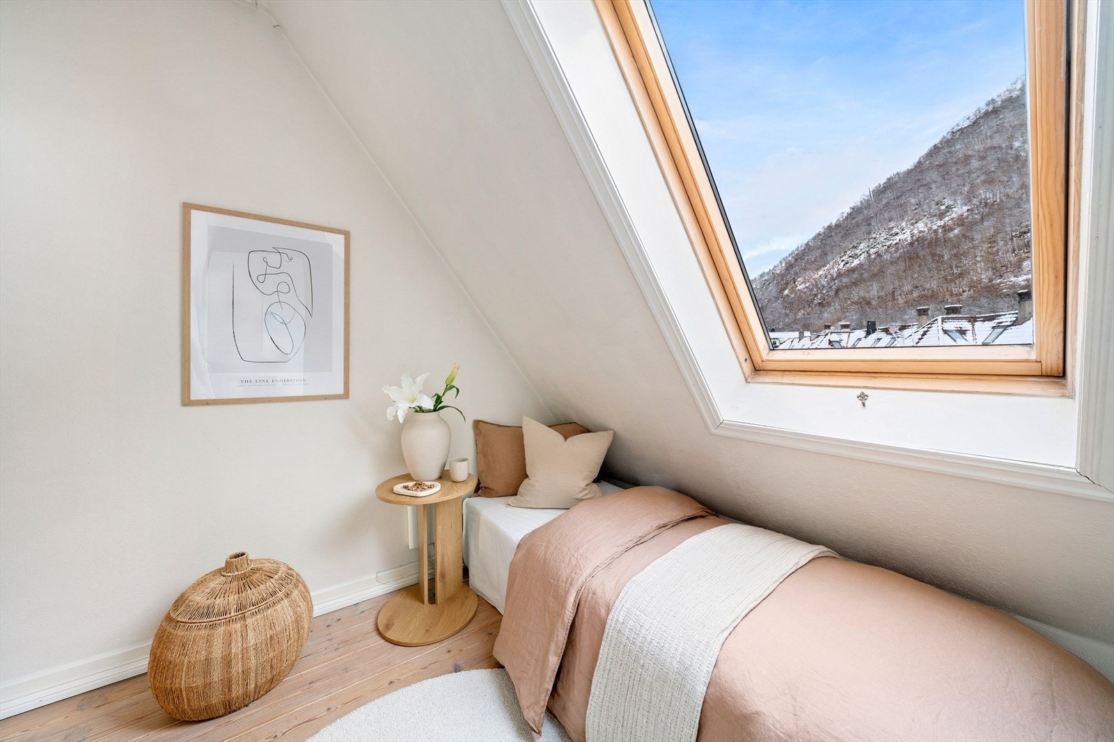 Soverommet har fin utsikt opp mot fjellene Galleribilde