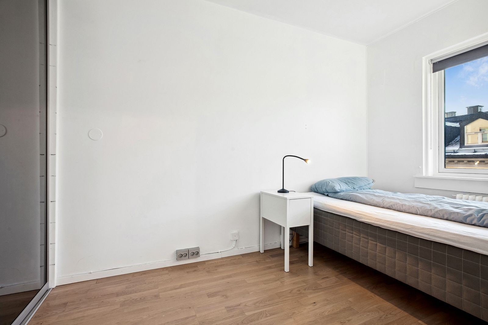 Soverom med skyvedørsgarderobe Galleribilde