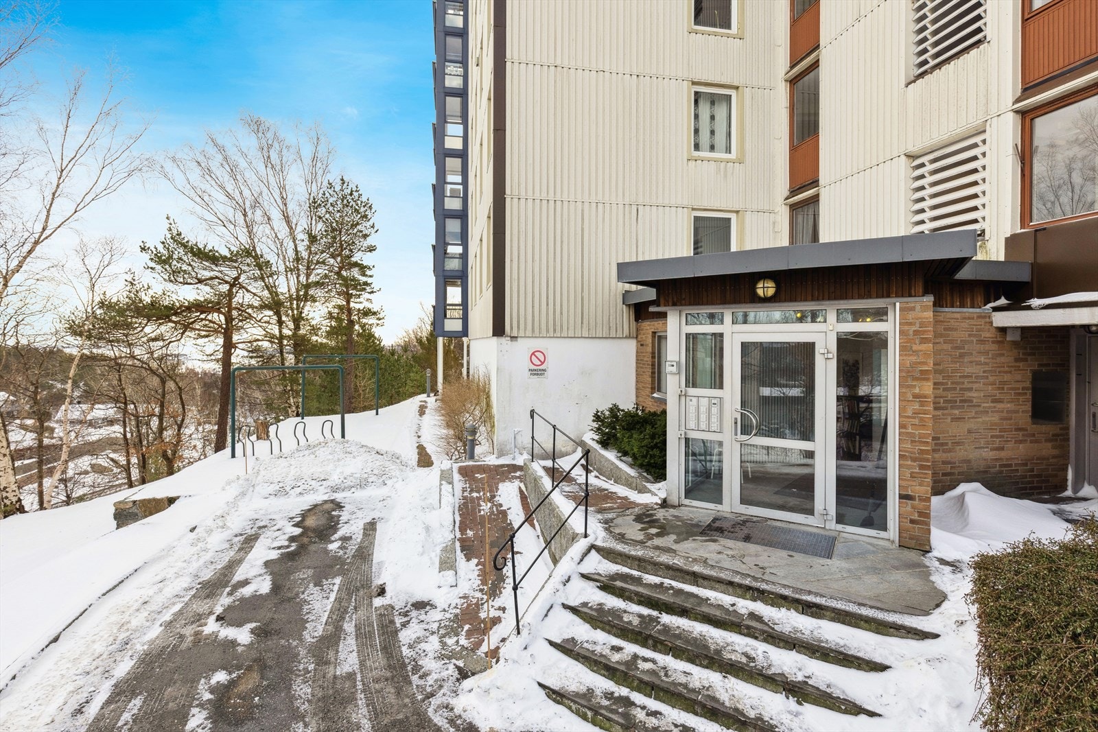 Det er kort avstand til Tinnheia torv som kan by på de fleste servicetilbud: Rema 1000, tannlege og fritidssenter. Joker ligger like ved blokken. Galleribilde