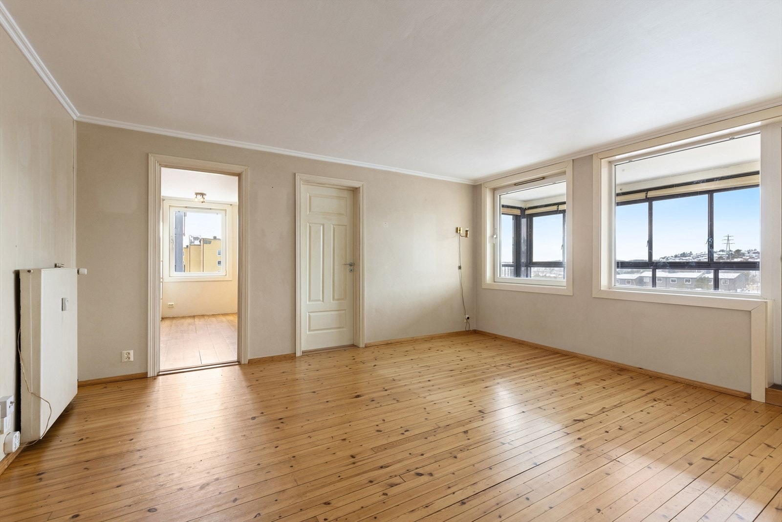 Her får du bl.a. to gode soverom, stor innglasset balkong med nydelig, fri utsikt, hjørnebeliggenhet, stor felles parkeringsplass og mye inkludert i felleskostnader. Galleribilde