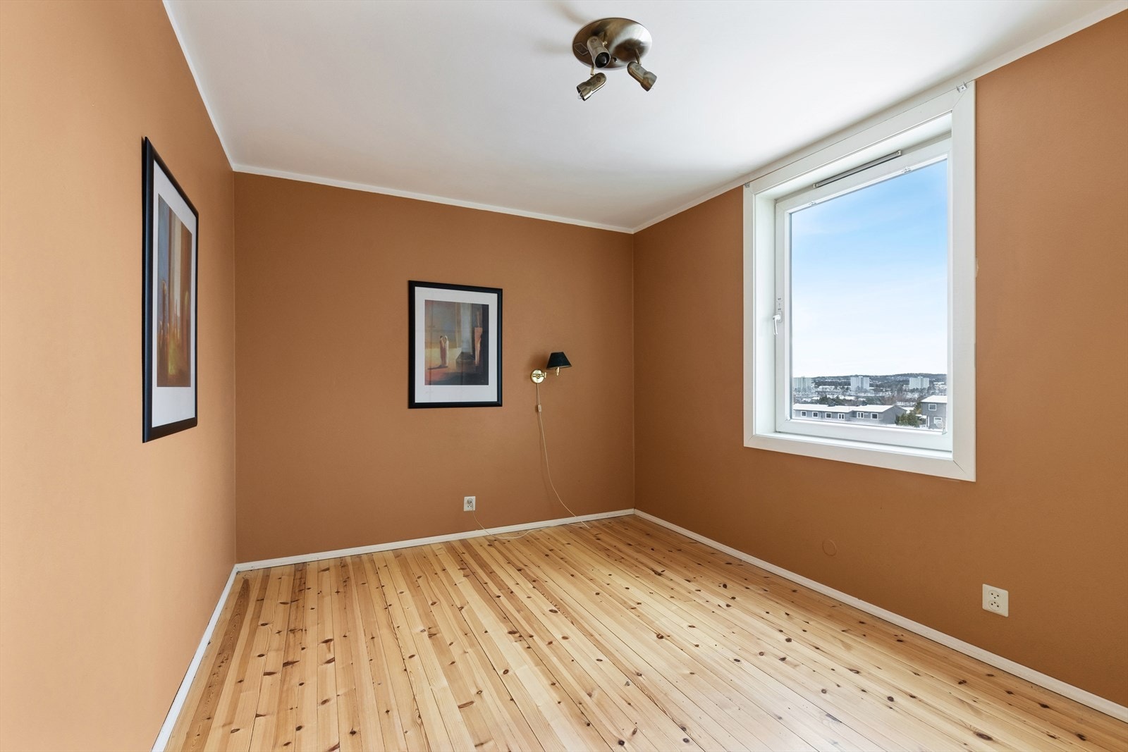 Leiligheten har to gode soverom. Det ene soverommet byr på god plass for dobbeltseng, nattbord og en innebygget garderobeskap. Galleribilde