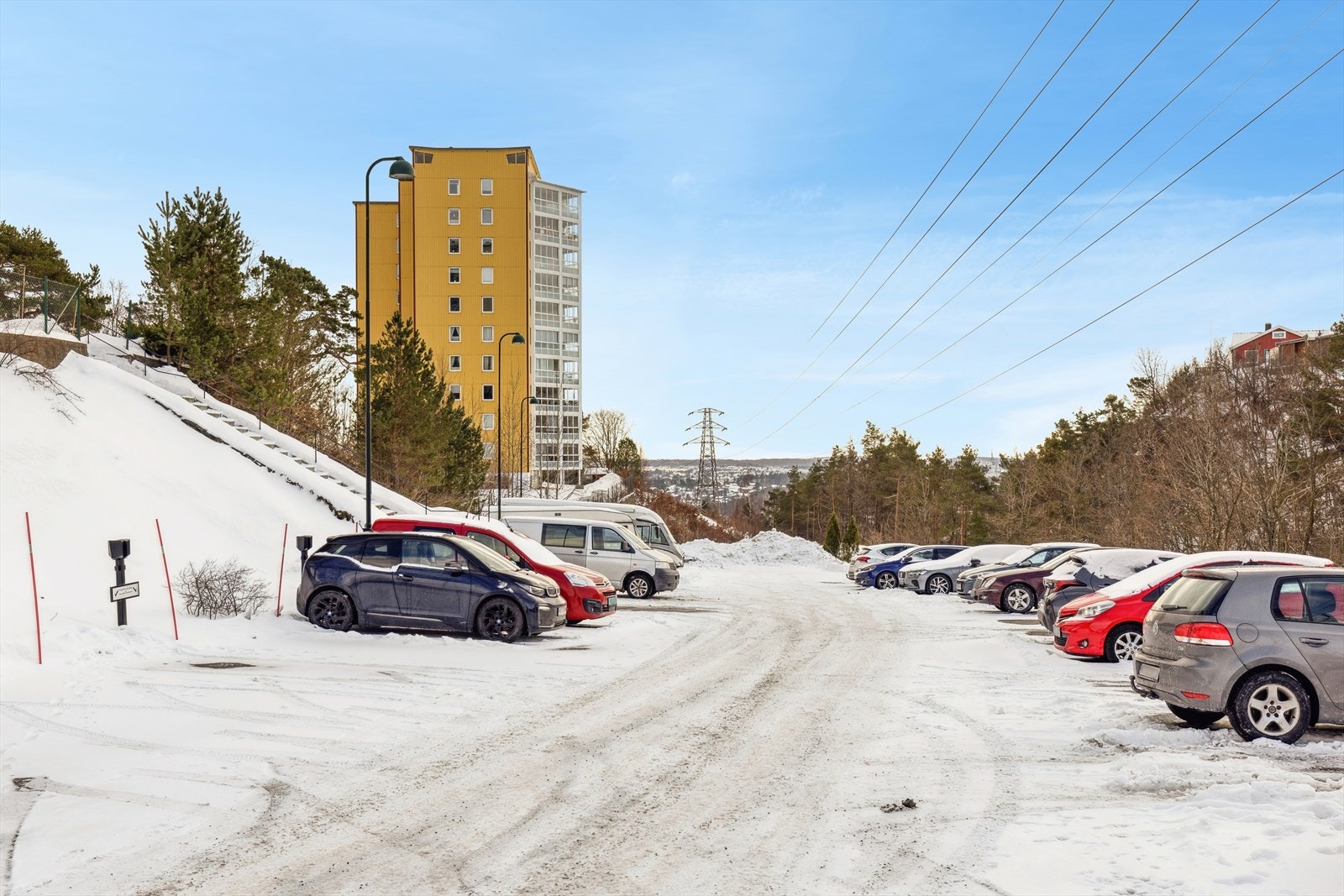 Borettslaget har stor felles parkeringsplass for beboerne. Galleribilde