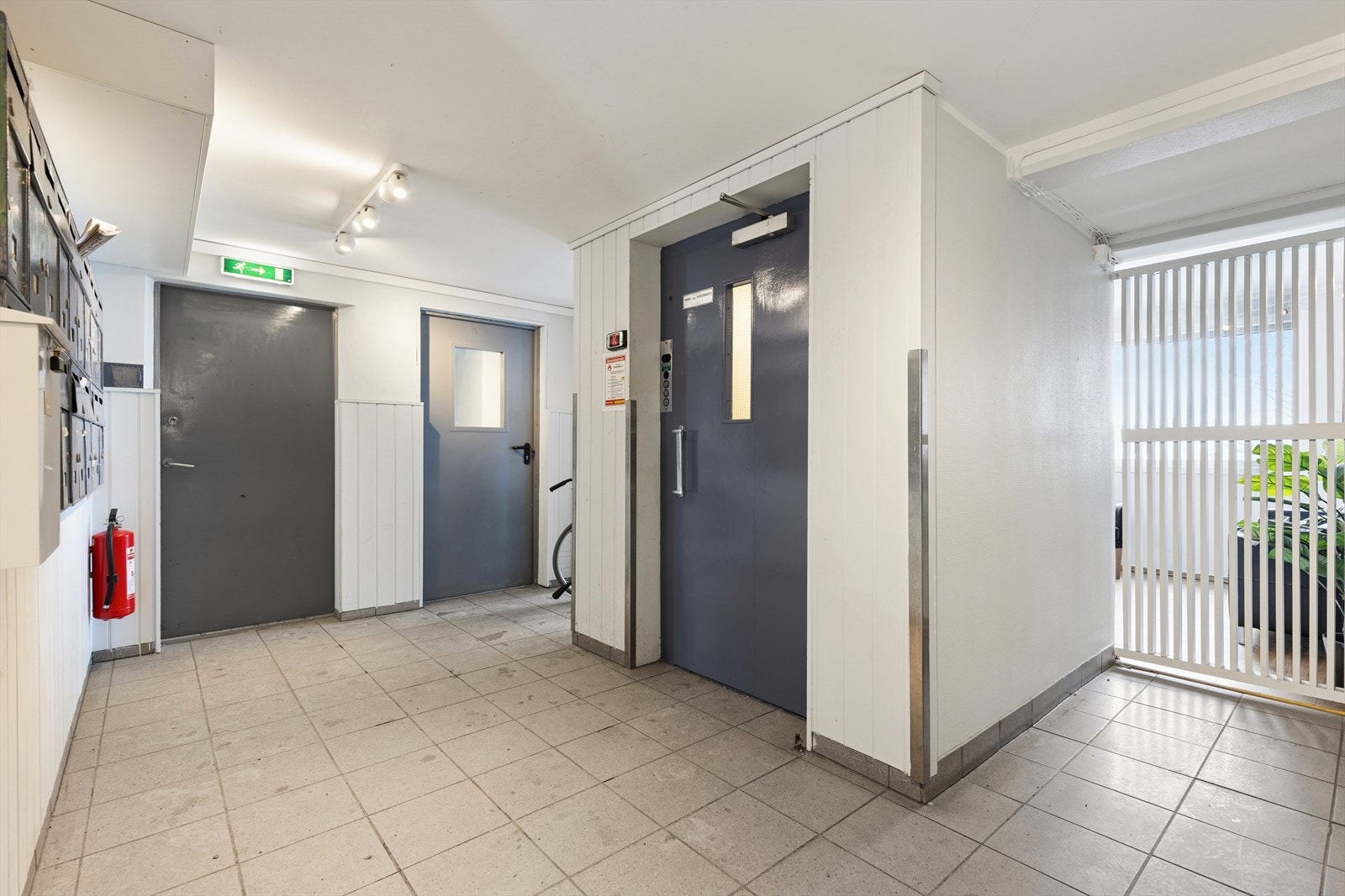 Man ønskes velkommen inn i entreen fra felles oppgang med trapper eller heis. Galleribilde