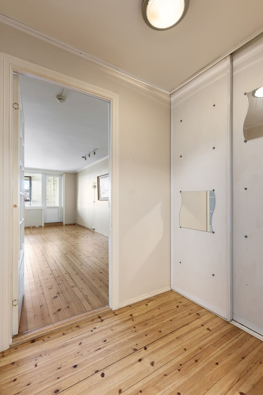 Det er det etablert en praktisk innebygd skyvedørsgarderobe med god plass for yttertøy i entreen. Galleribilde