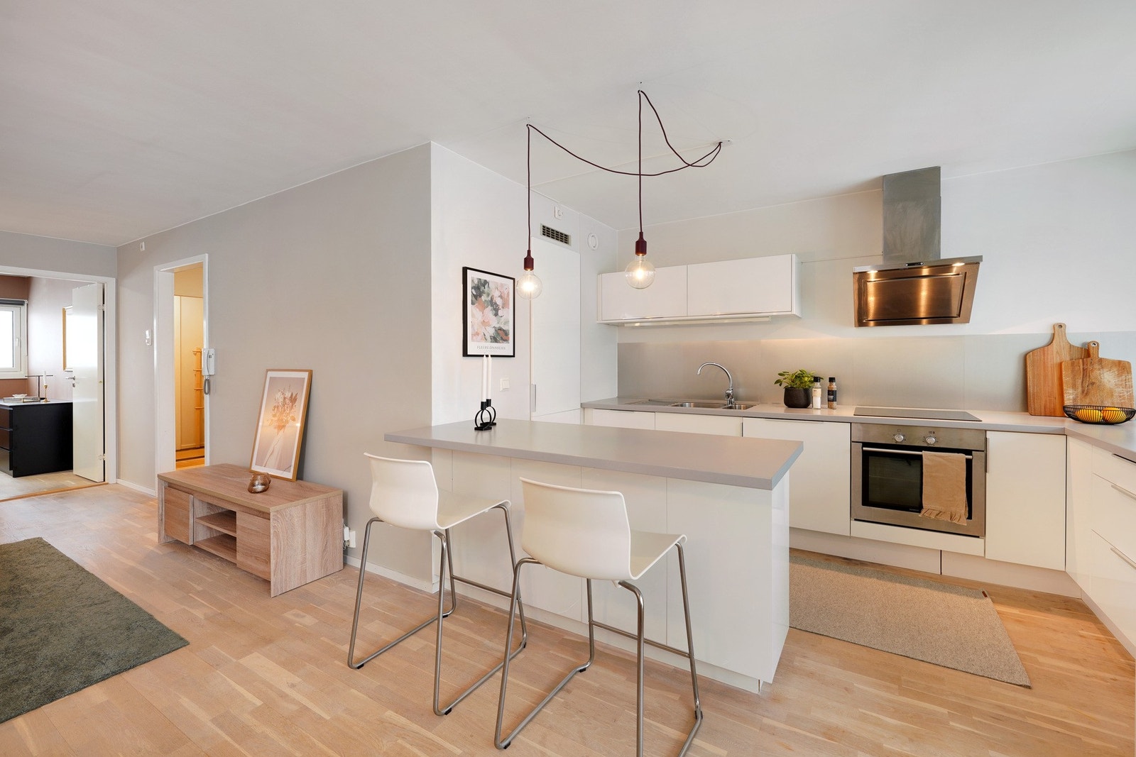 Kjøkkenet er smart innredet med innhykk i vegg for integrert kjøleskap Galleribilde