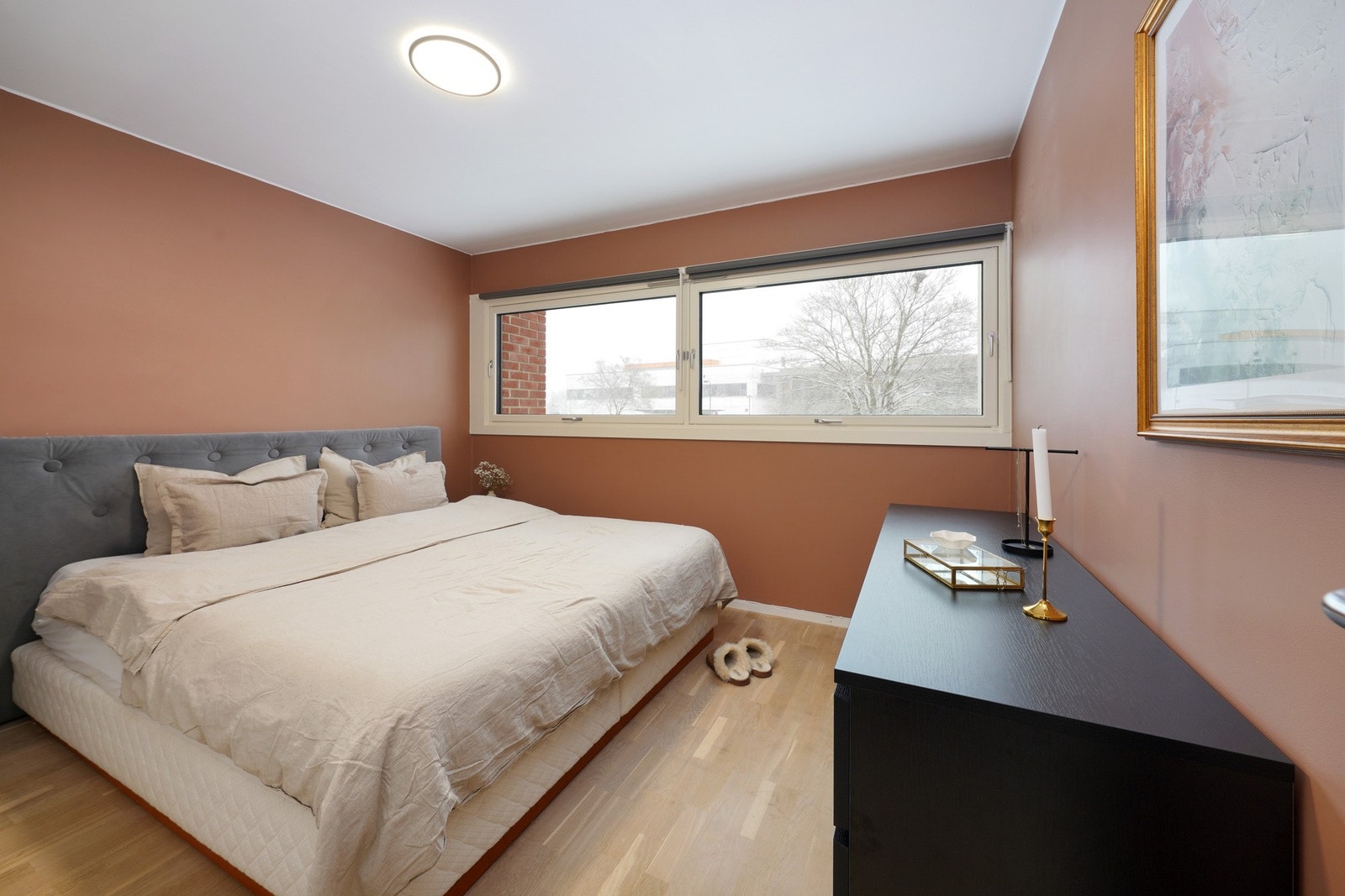 Leiligheten er i enden og har et større soverom siden den ikke sjeneres av svalgangen Galleribilde