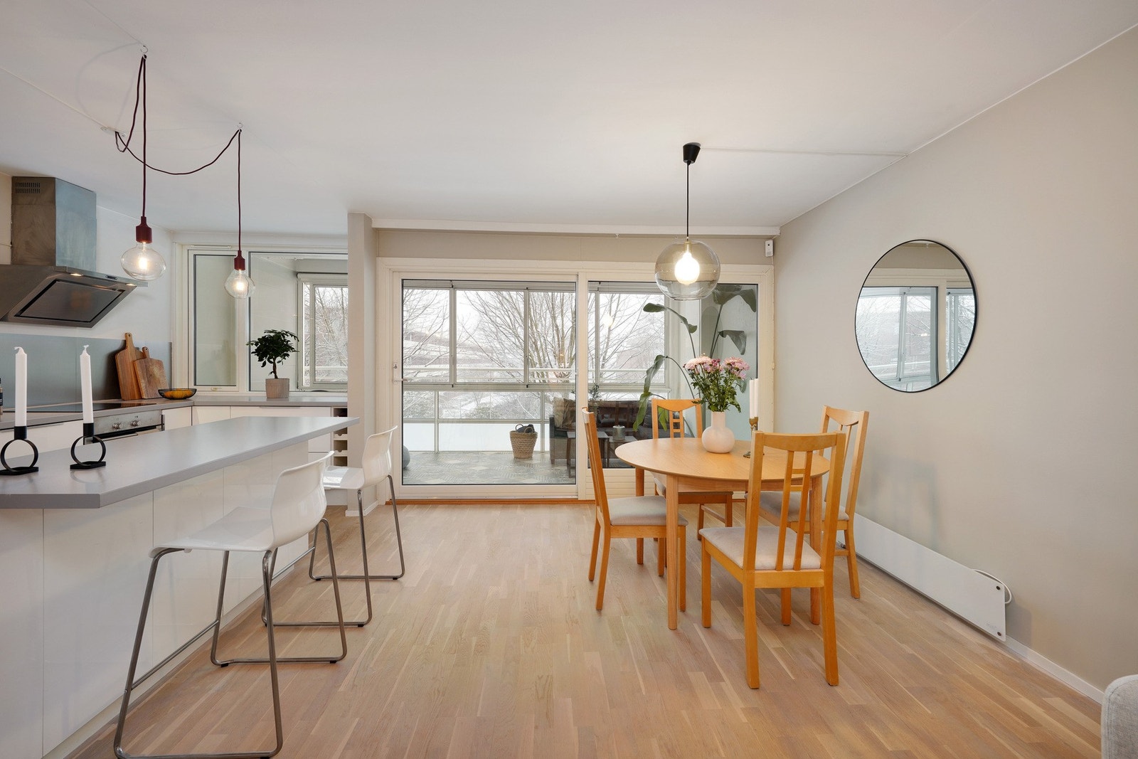 Det slipper inn rikelig med naturlig lys fra balkongens store glassflater Galleribilde