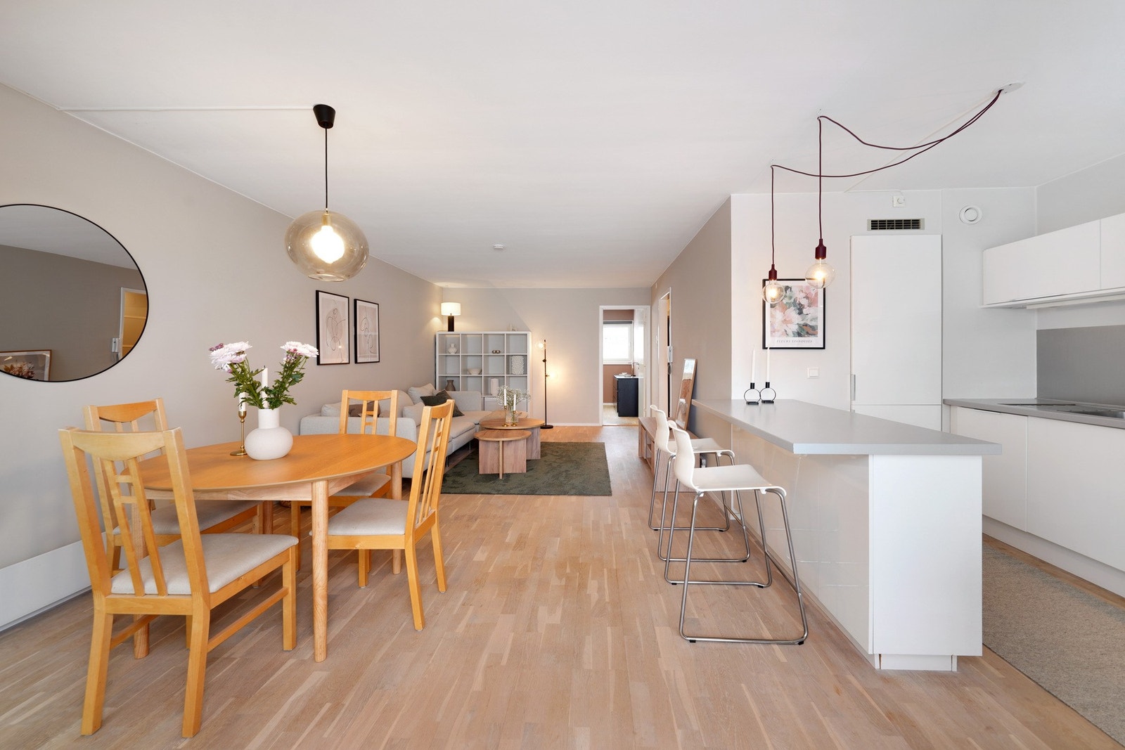 Kjøkkenet fra 2010 er velutstyrt med god skapplass og integrerte hvitevarer Galleribilde