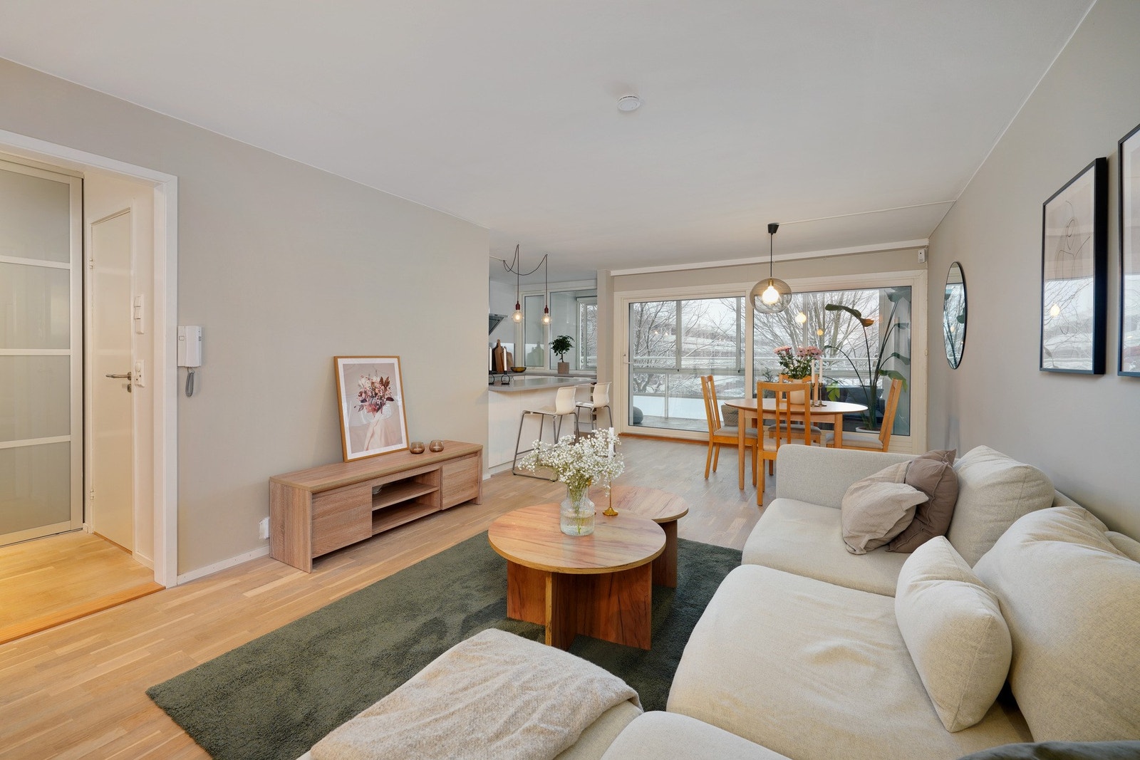 En lekker og trivelig leilighet med innglasset balkong og opplegg for vaskemaskin på badet Galleribilde