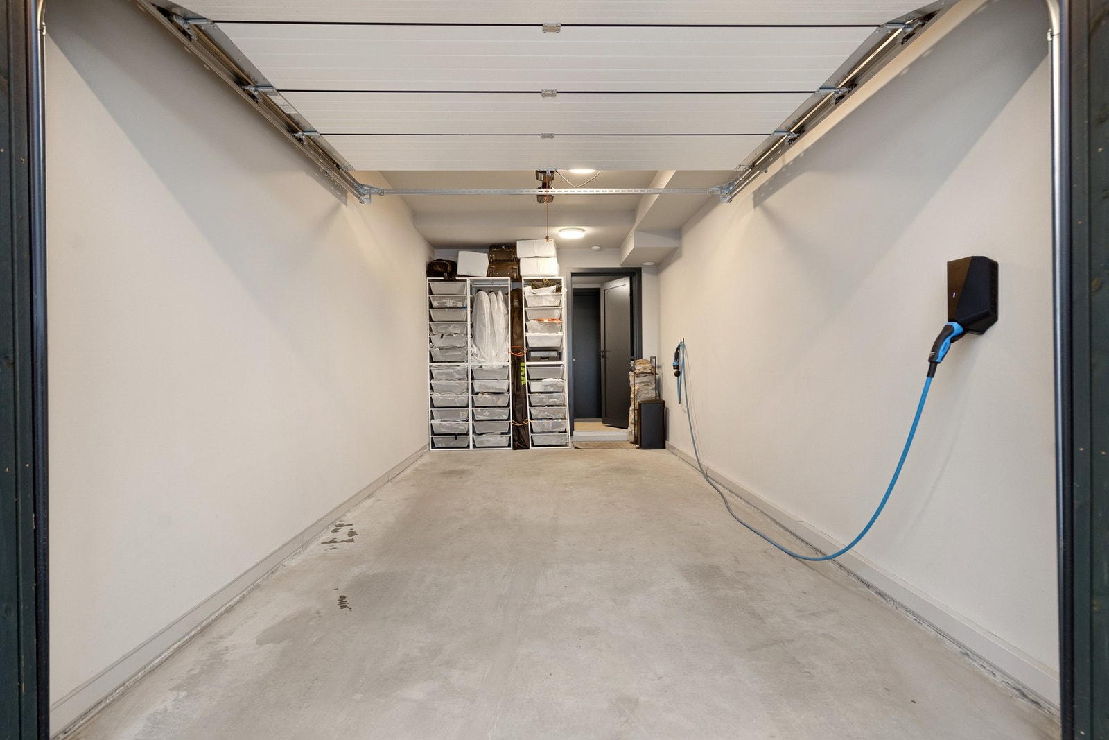 Isolert garasje med vannbåren varme og el. bil lader Galleribilde