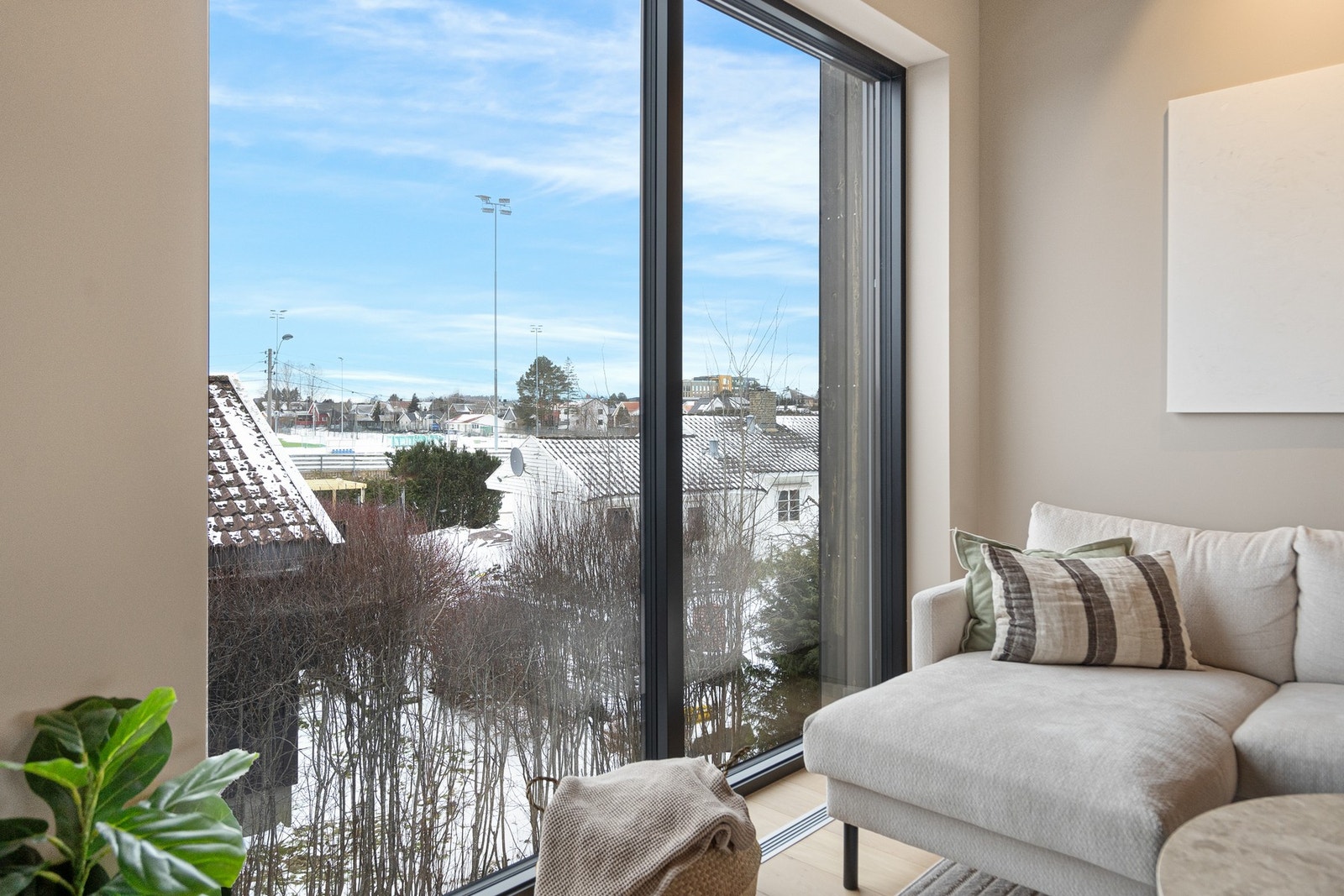 Store panorama vinduer med utvendige screens for solskjerming Galleribilde