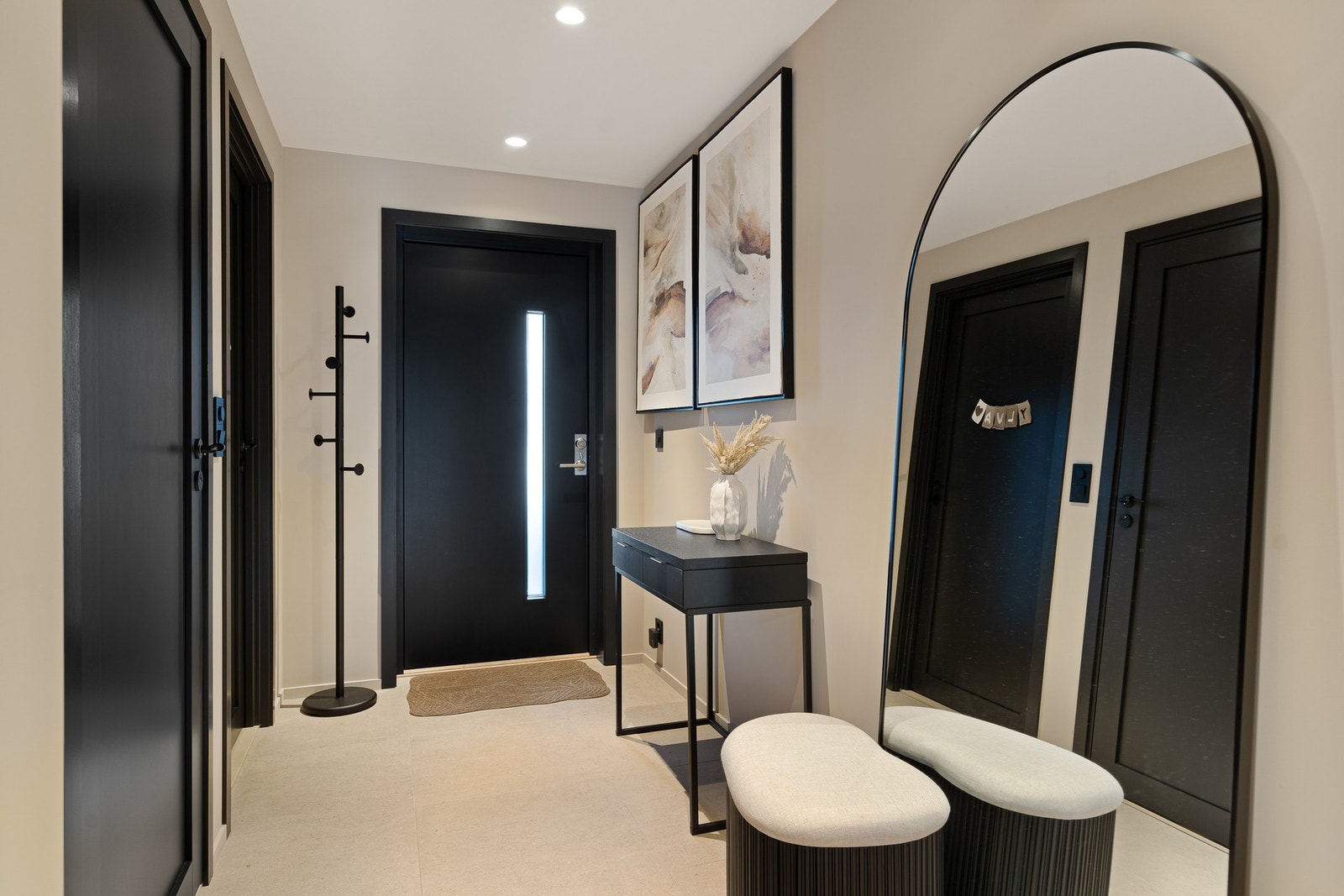 Romslig hall med garderobe Galleribilde