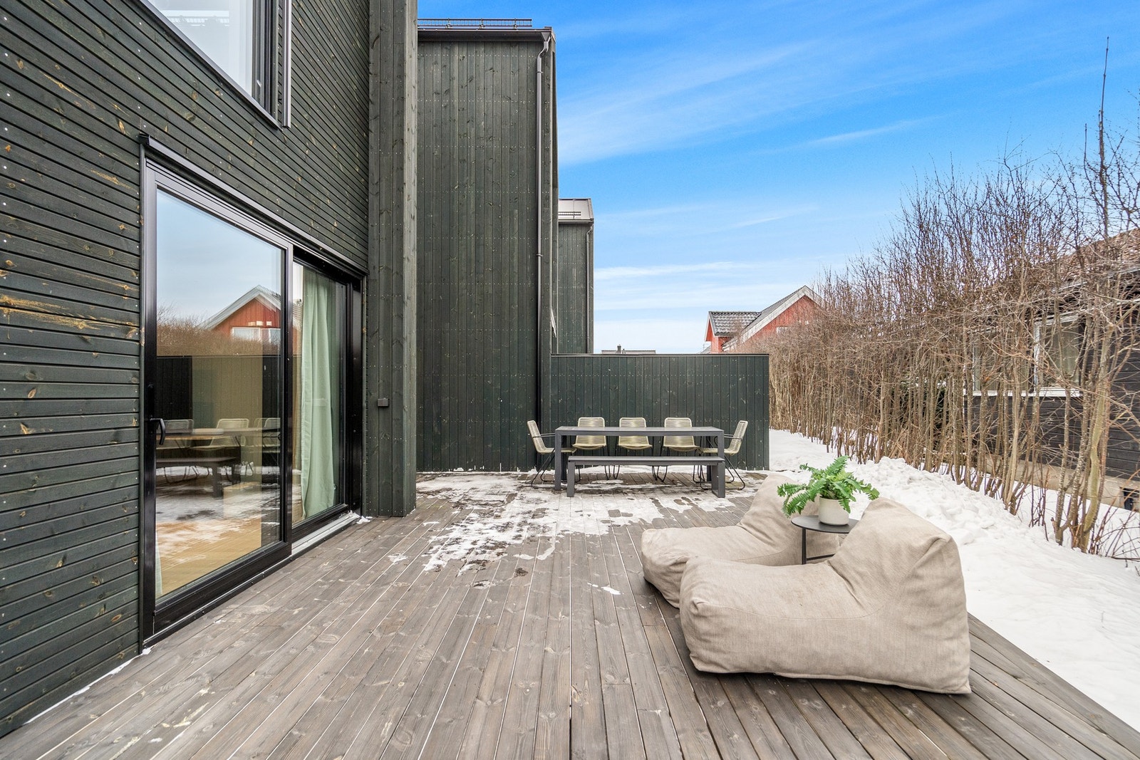 Herlig, solrik, usjenert og lun terrasse Galleribilde