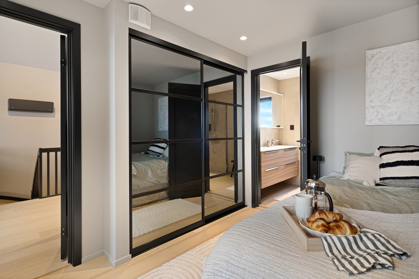 Soverom 3 med Elfa skyvedørgarderobe og eget bad Galleribilde