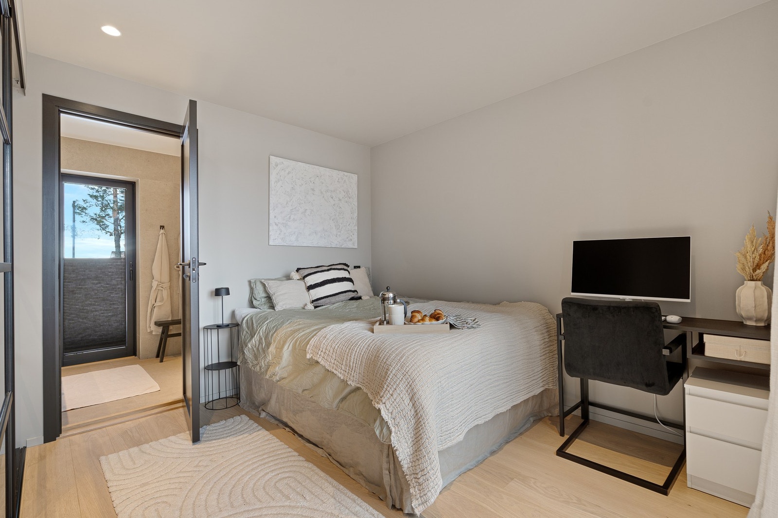 Soverom 3 ligger i 2. etg og har eget bad og balkong Galleribilde