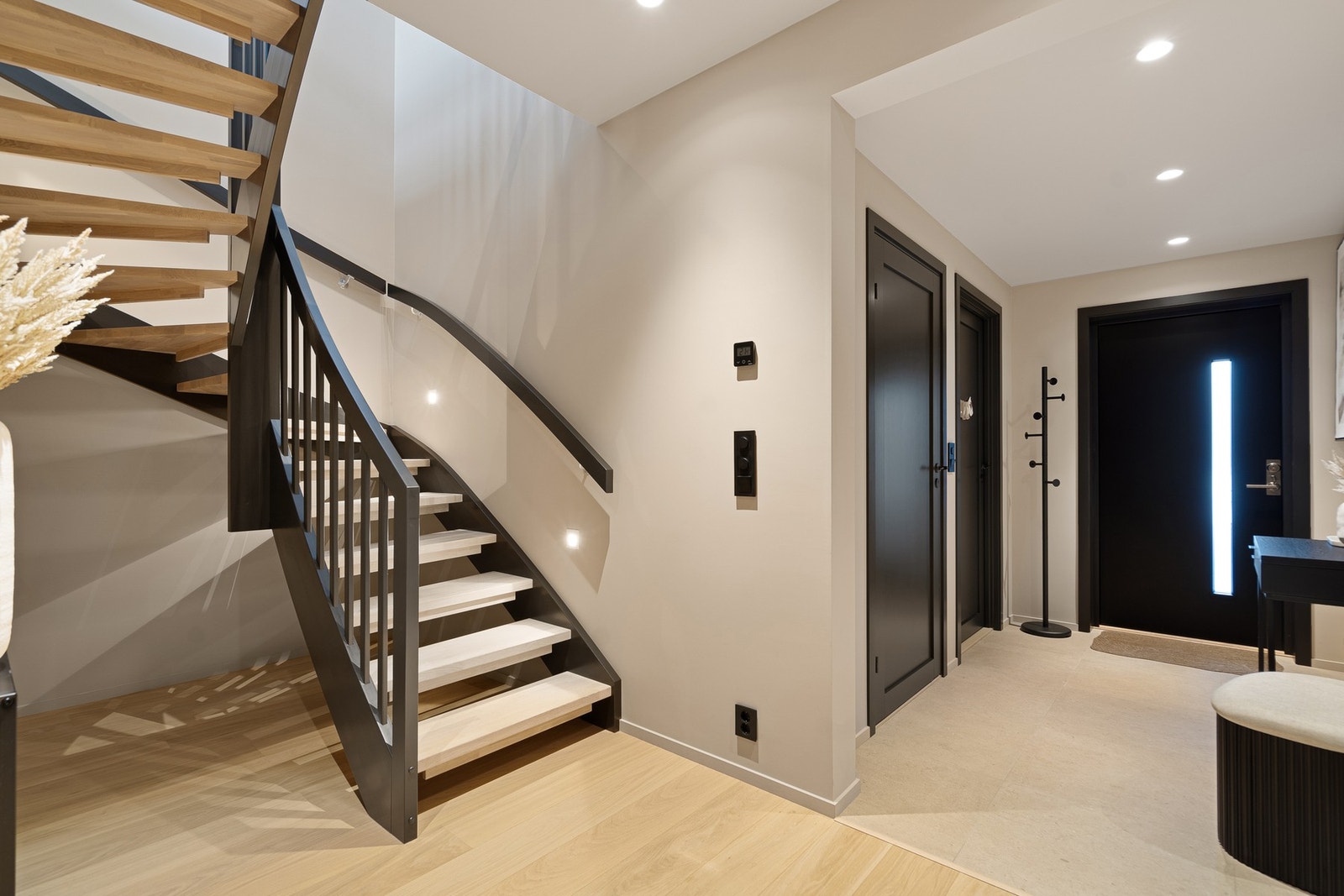 Hall med garderobe Galleribilde