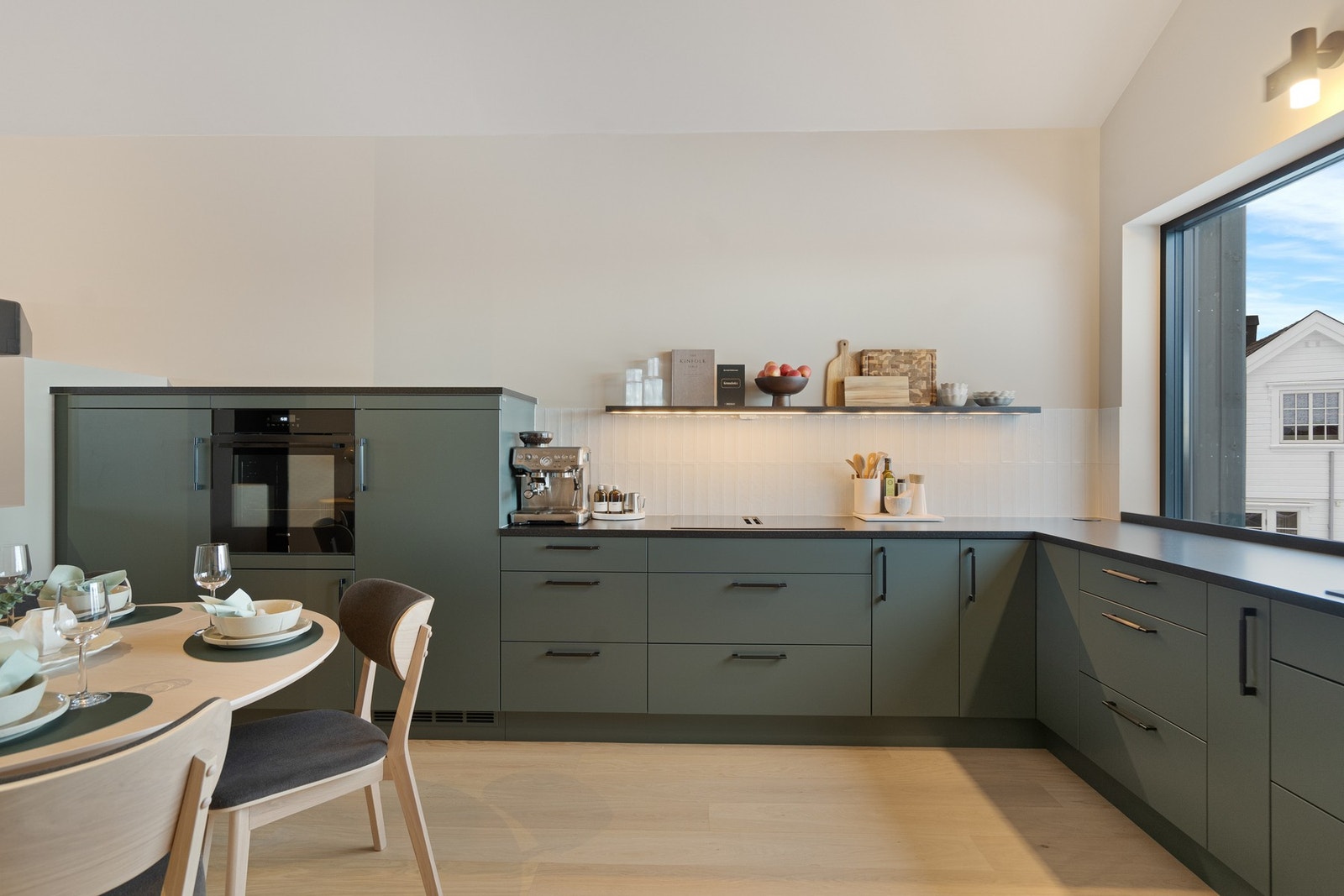 Huseby kjøkken med integrerte hvitevarer og Quooker Fleks kjøkkenkran Galleribilde