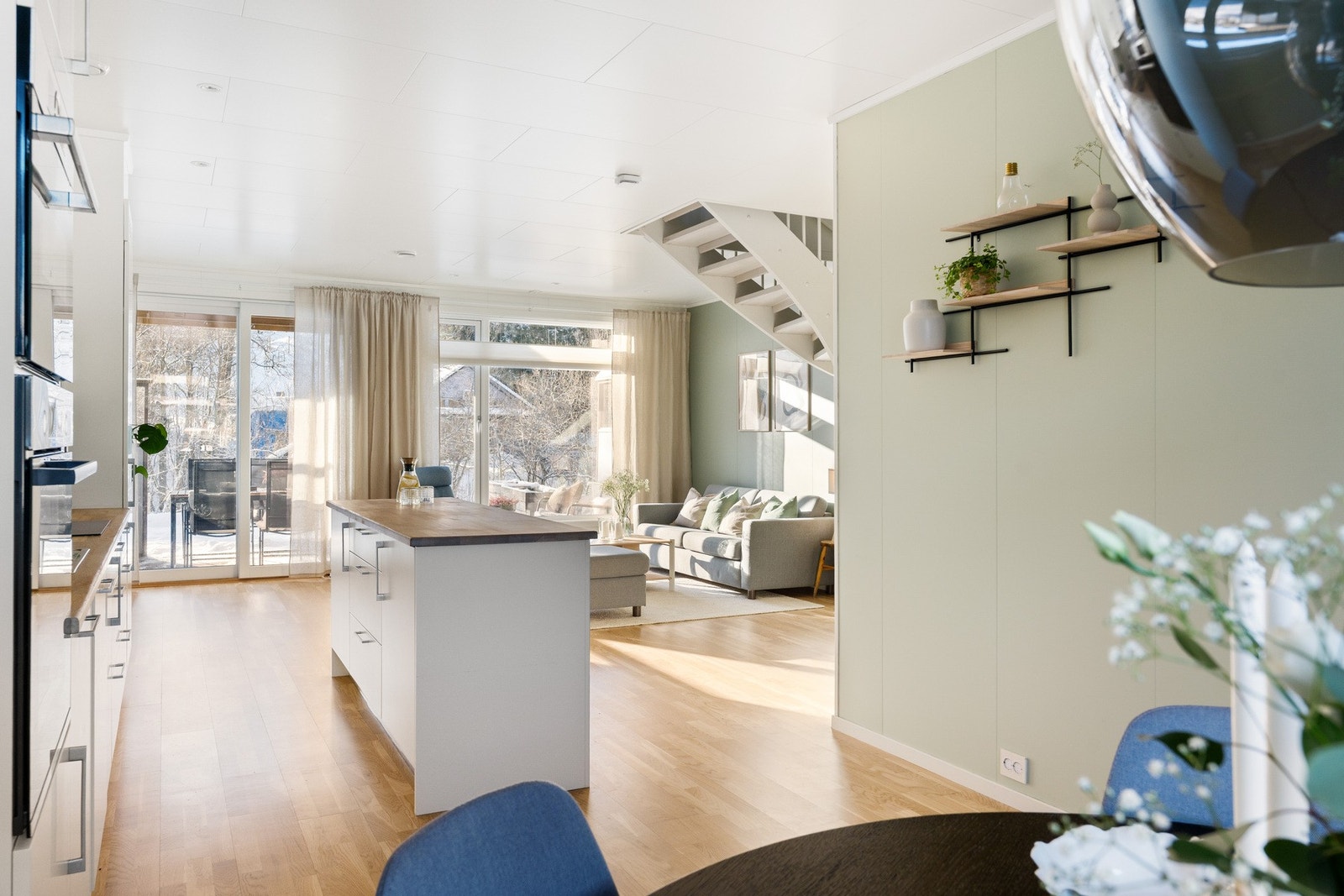 Rekkehuset har en praktisk planløsning med stue, kjøkken, spiseplass og vaskerom i 1.etasjen og 4 soverom, balkong + bad i 2.etasjen. Galleribilde