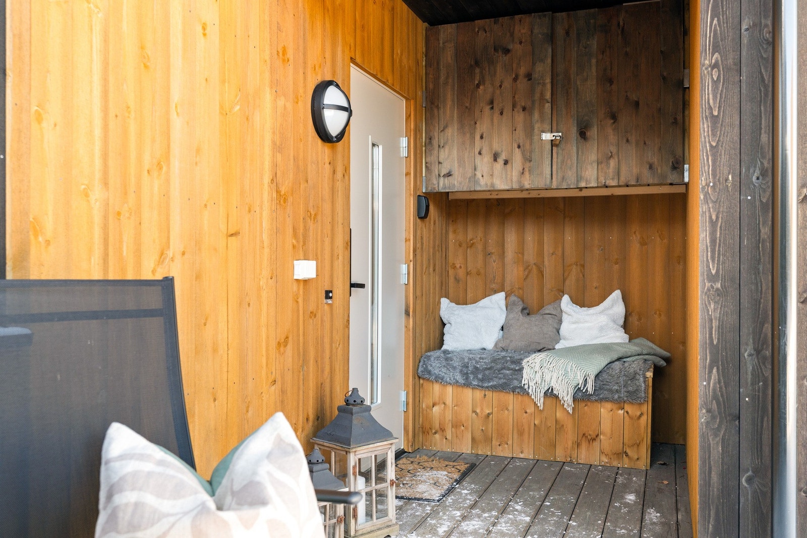 Inngangspartiet er delvis overbygd og har tilgang på bod. I boden har man plass til både dypfryser, sykler og diverse lagring/oppbevaring. Galleribilde