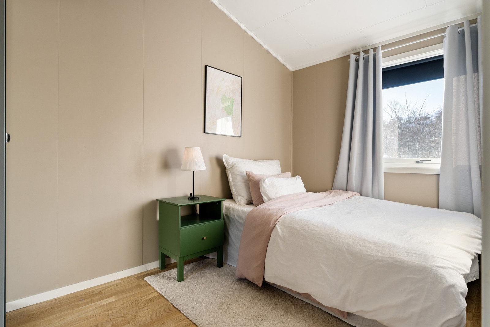 Soverom nr. 4 på 7 kvm med parkett på gulv. Galleribilde