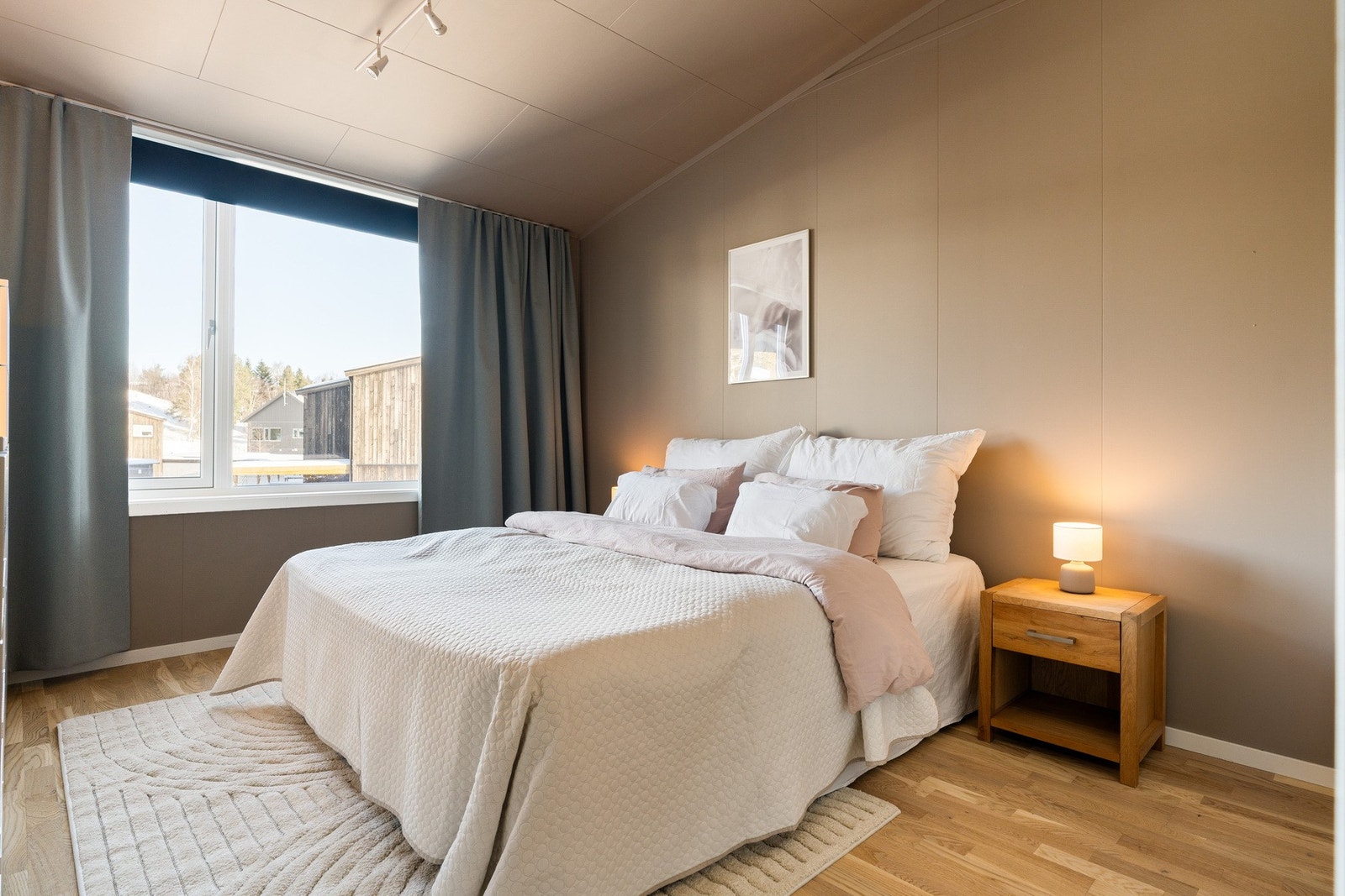 Hovedsoverommet på 12 kvm, oppmalt i behagelige farger med parkett på gulv. Galleribilde