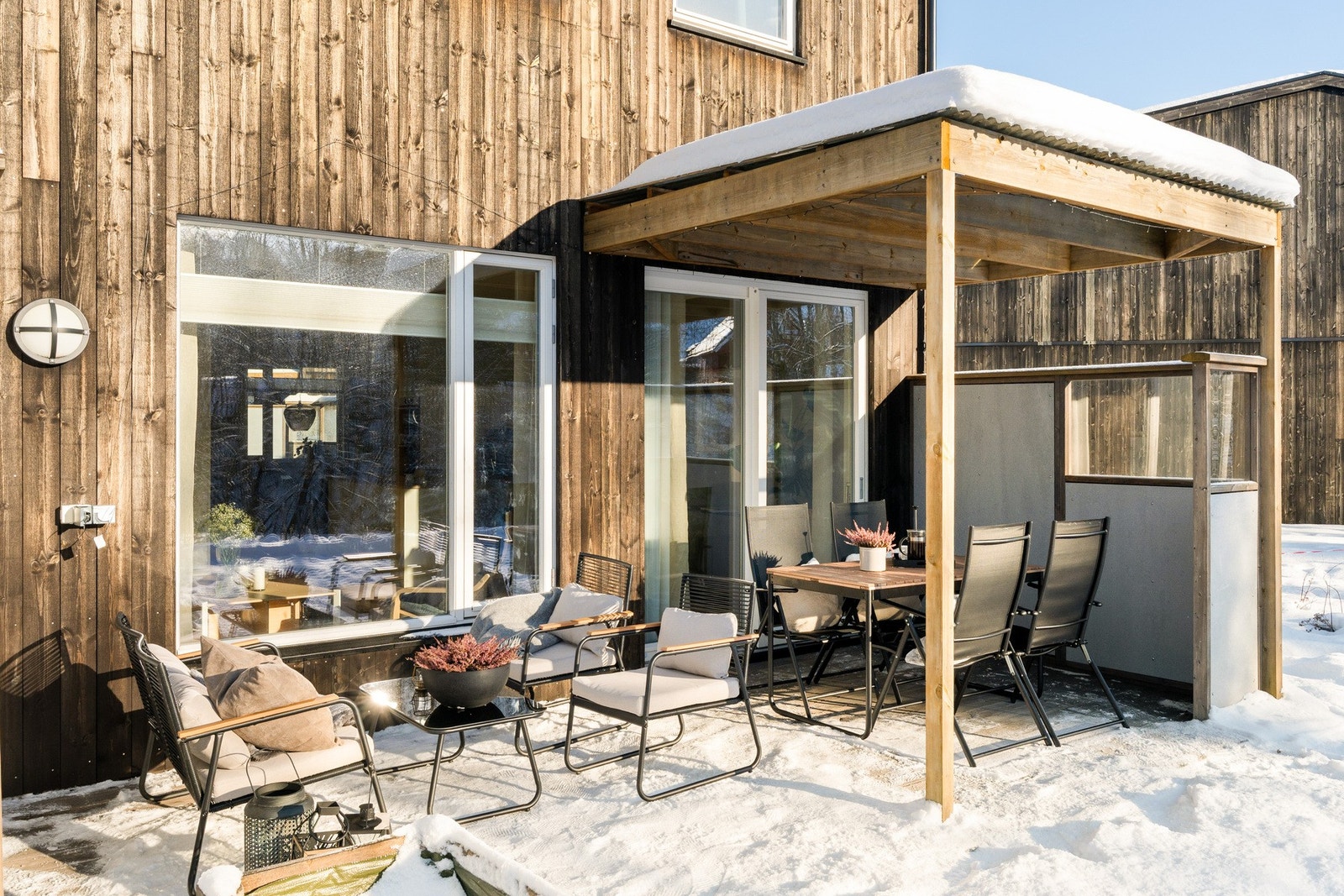 Eiendommen ligger skjermet til og helt på enden, slik at man har hage/plen rundt huset og uteområdene oppleves som større. Pergolaen har gjennomsiktige takplater. Galleribilde