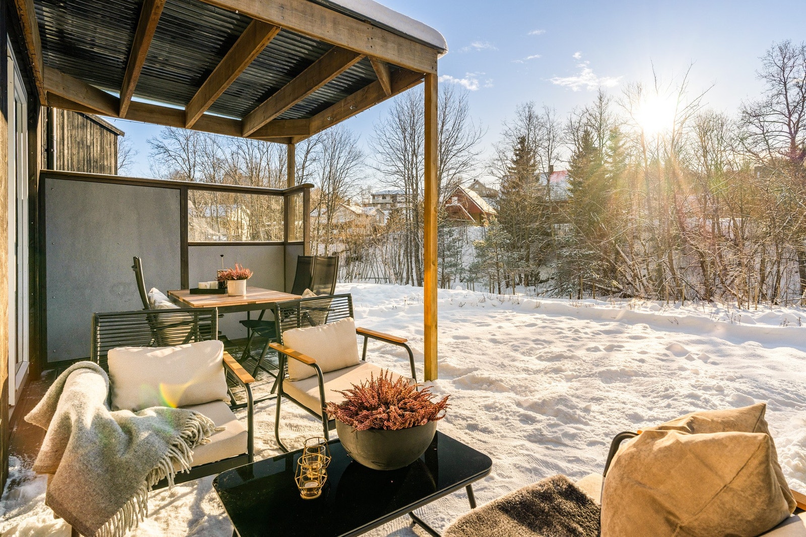 Videre ut har man en markterrasse på 17 kvm. Det er nylig plantet hekk og sådd plen (høsten 2025), fantastiske dyrkeforhold for de som liker salat og urter. Galleribilde