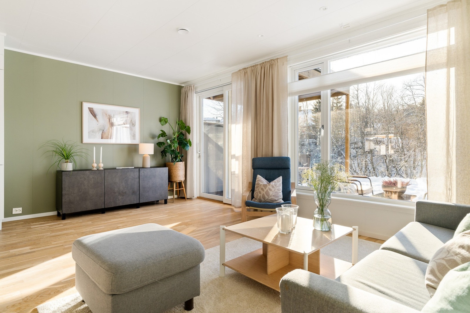 Store vindusflater som sørger for naturlig med lysinnslipp, her har man plissegardiner med solskjerming fra fasade produkter. Galleribilde