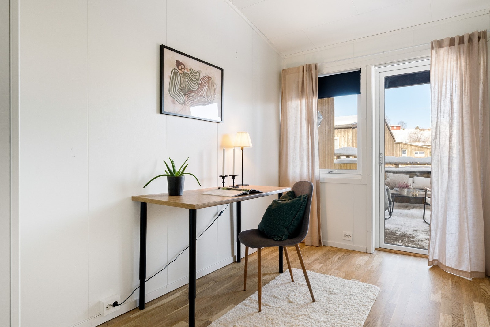 Soverom nr. 2 på 8 kvm, benyttes i dag som kontor. Kan også brukes til treningsrom, ungdomsstue eller lagringsrom. Galleribilde