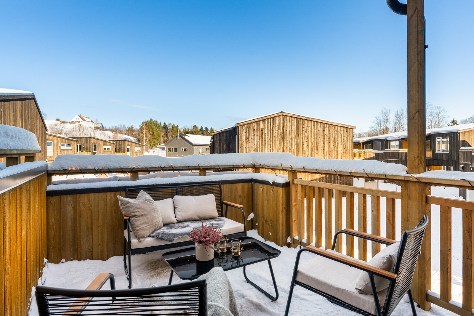 Hyggelig balkong på 8,5 kvm, som vender inn mot feltet. Her har man morgensola ved sommerhalvåret. Galleribilde