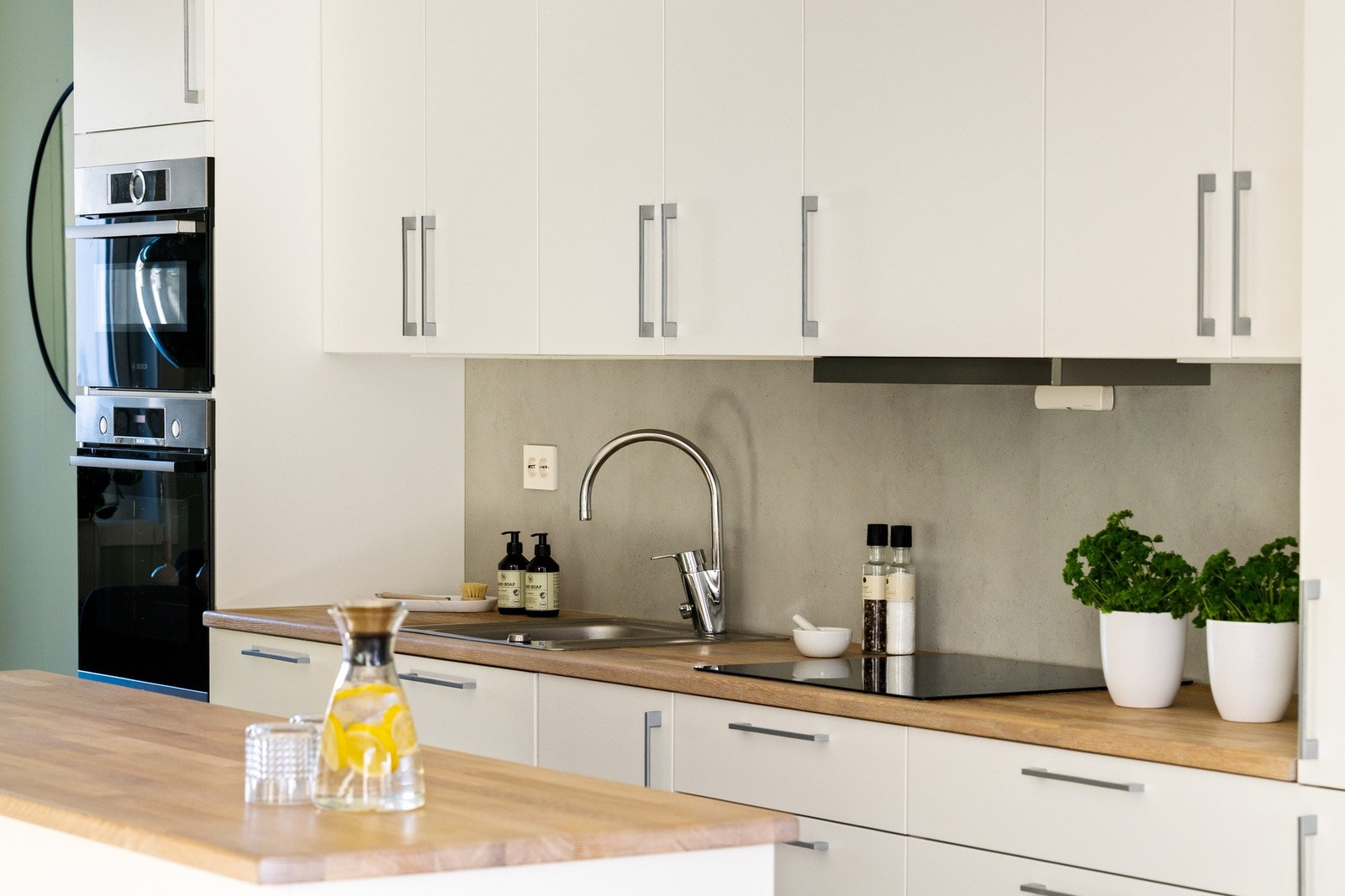 Her har man benkeplate i tre, integrert komfyr, steketopp, mikro og kombi kjøl- og fryseskap. Levert fra Bosch. Galleribilde