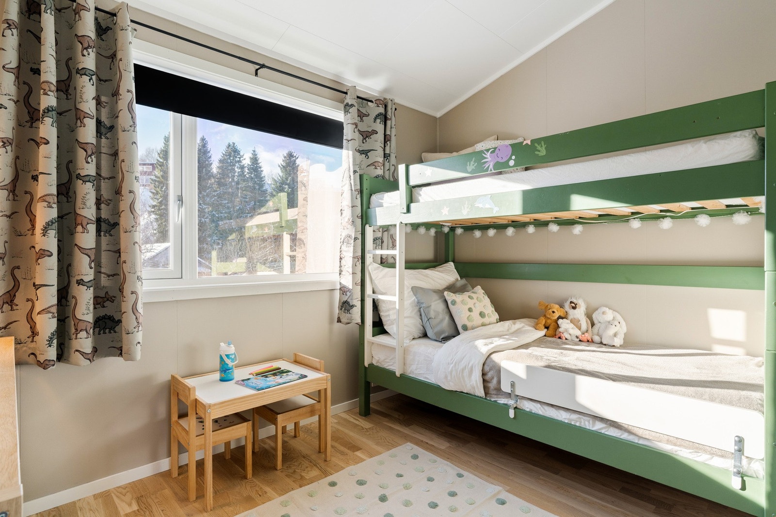 Soverom nr. 3 på 8,5 kvm. Vender ut mot stille og fredfulle omgivelser. Galleribilde