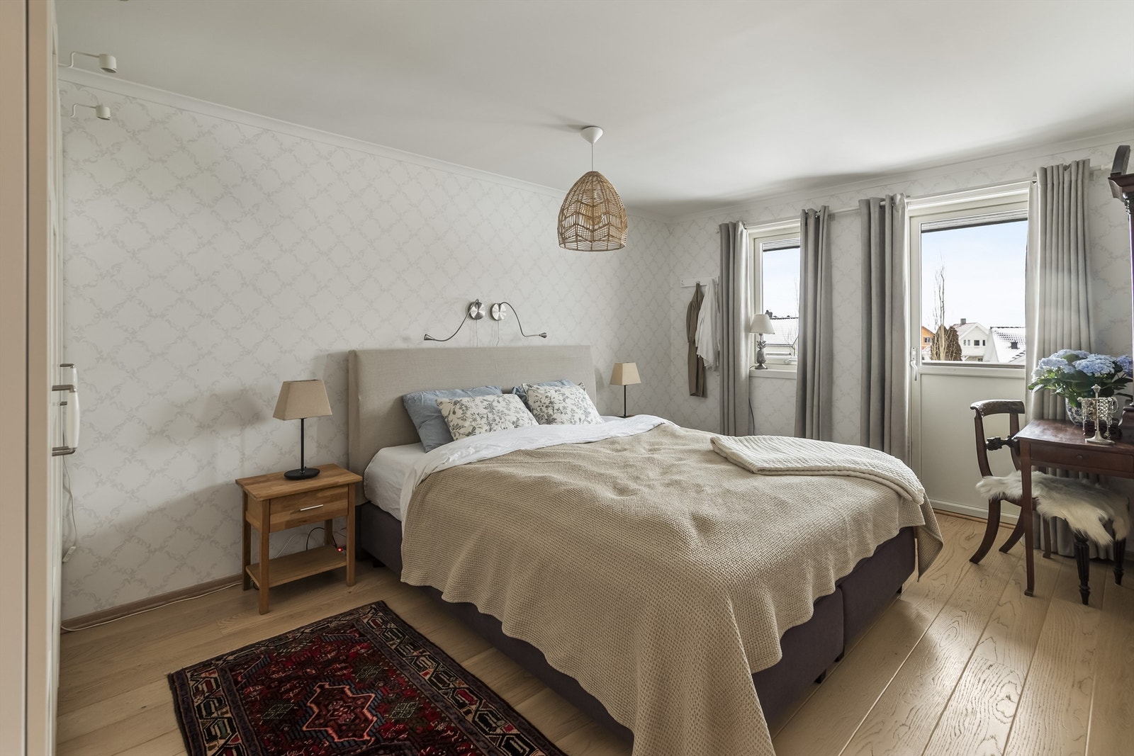 Soverom 1 har utgang til balkong mot øst med tidlig morgensol. Galleribilde