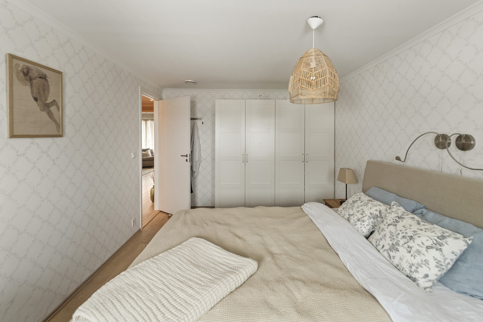 Hovedsoverom har pen skapinnredning med profilerte fronter Galleribilde