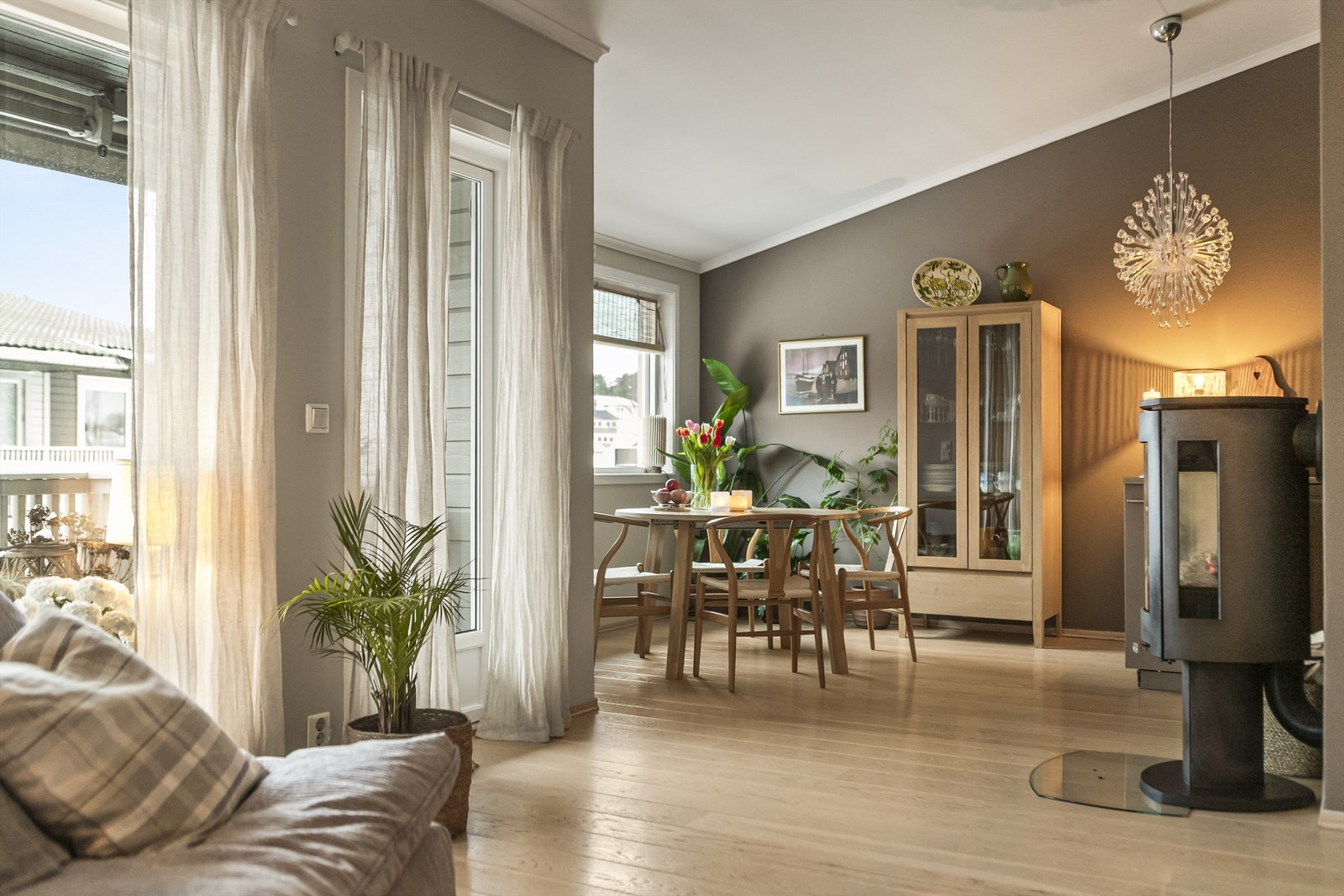 Delikat fargevalg og god takhøyde gir leiligheten varme og særpreg Galleribilde