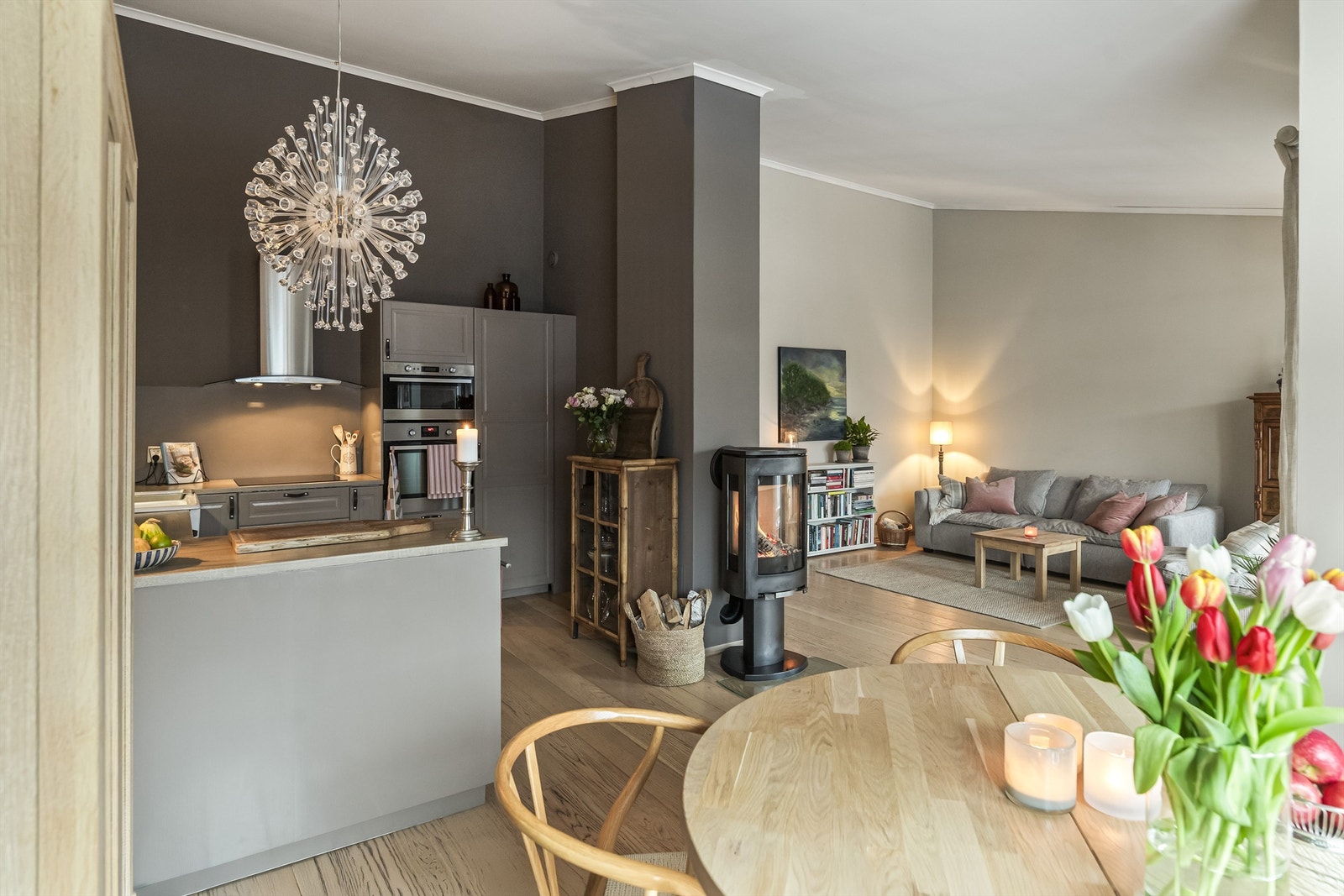 Koselig spiseavdeling på kjøkkenet Galleribilde