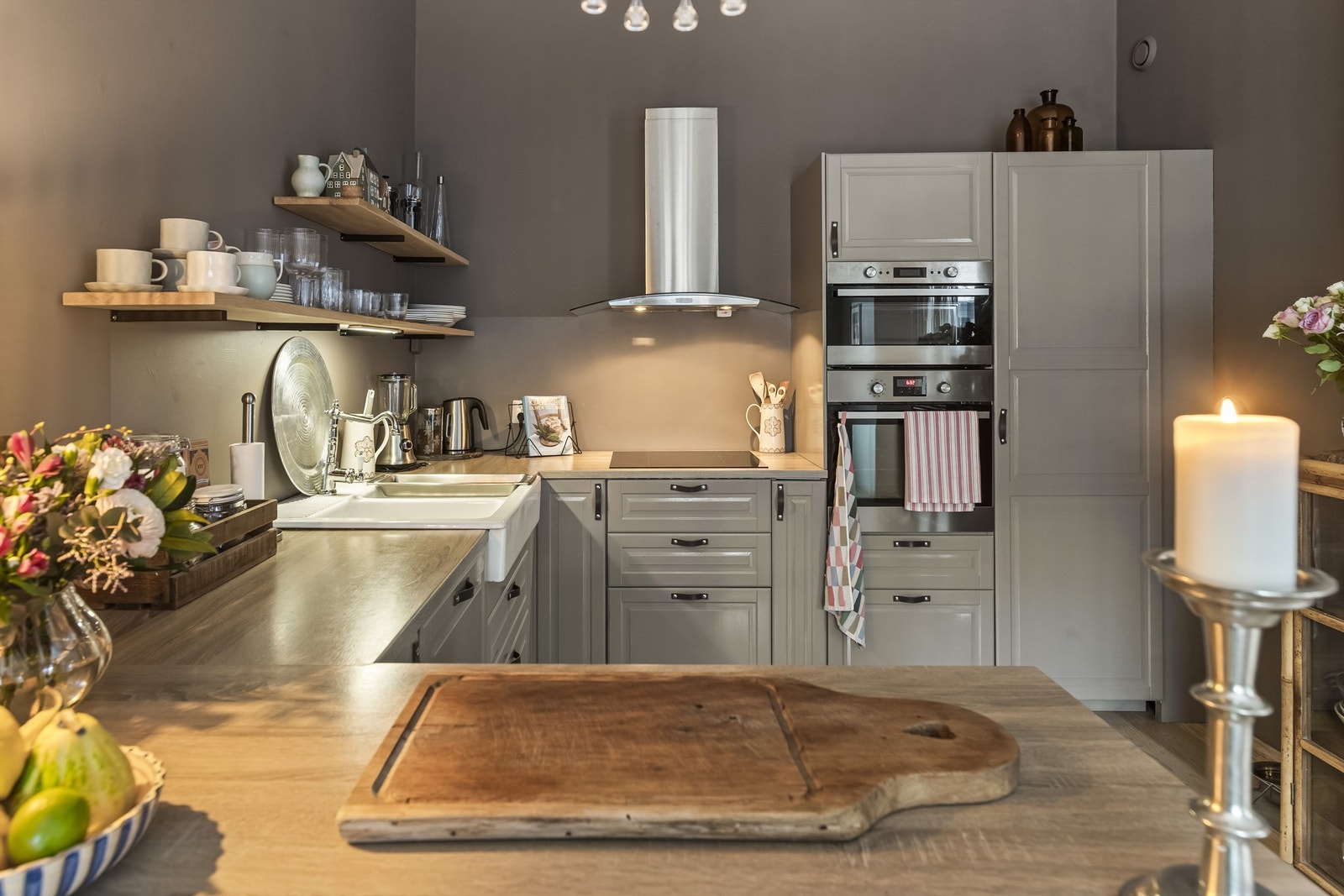 Praktisk med benk for servering til gjester. Galleribilde