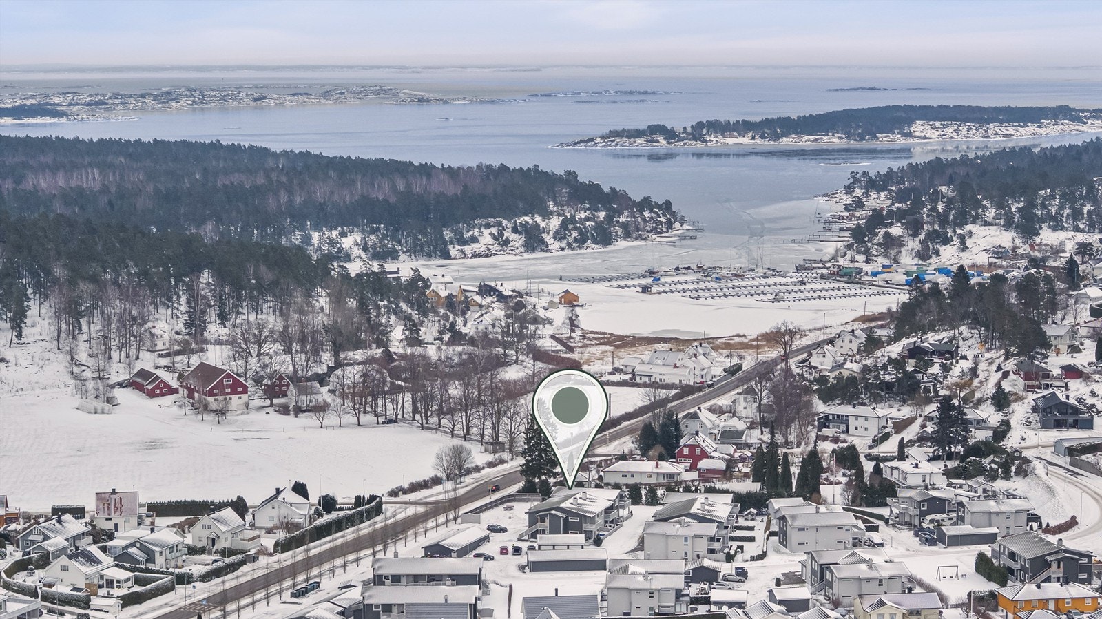 Leiligheten ligger flott til med kort vei til badestrand, båthavn, skogsstier, matbutikk og bussforbindelse. Galleribilde