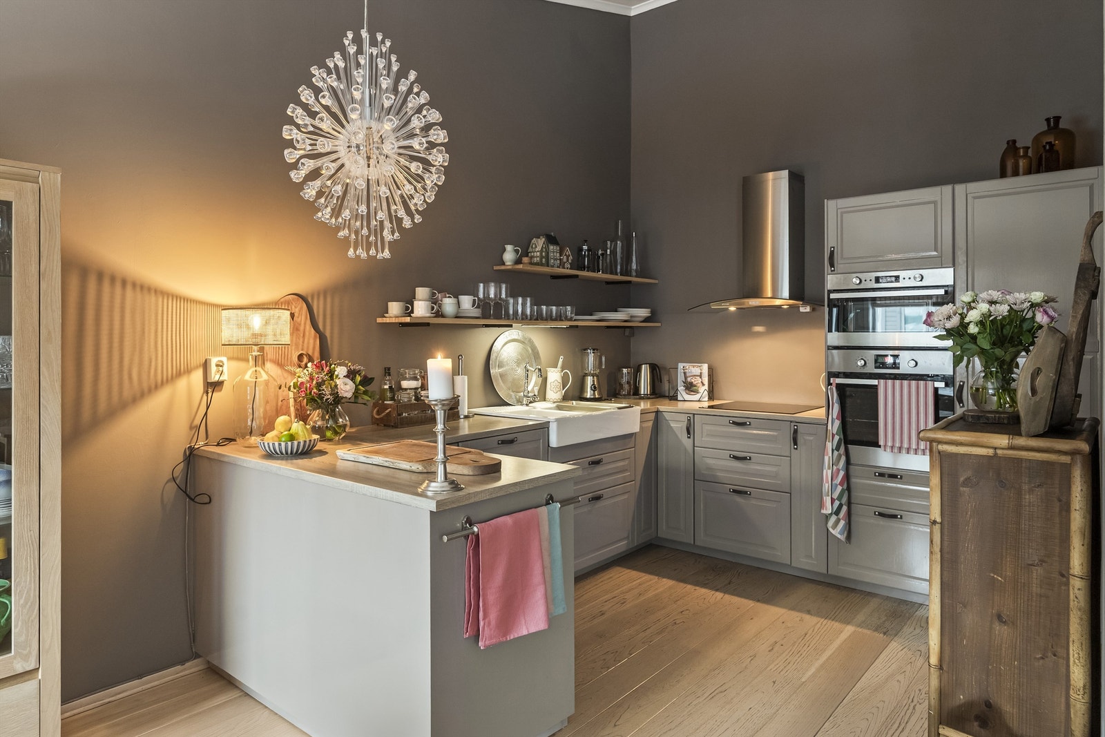 Hyggelig kjøkken med profilerte fronter og integrerte hvitevarer Galleribilde